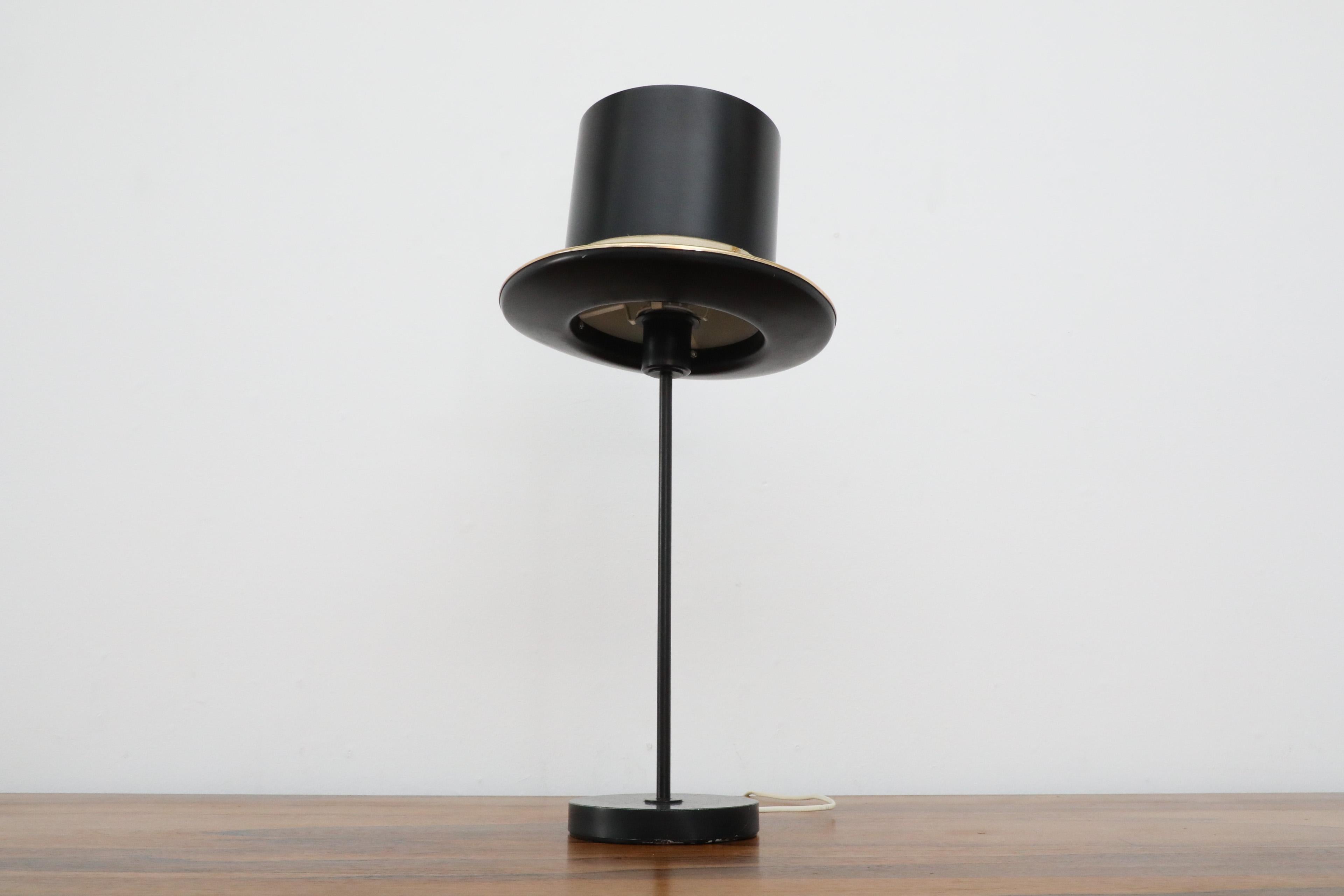 Metallo Lampada a cappello di metà secolo di Hans-Agne Jakobsson per Markaryd in nero in vendita