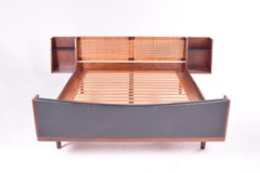 Hans J Wegner Doppelbett aus der Jahrhundertmitte mit Teak und Rattan