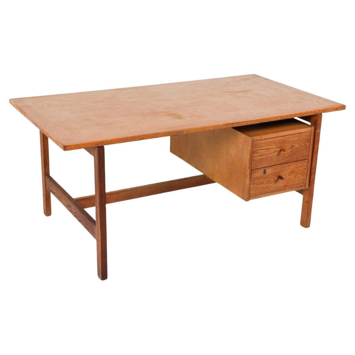 Mid century Hans Wegner desk model 156 GETAMA Solid Oak In Good Condition For Sale In Brooklyn, NY