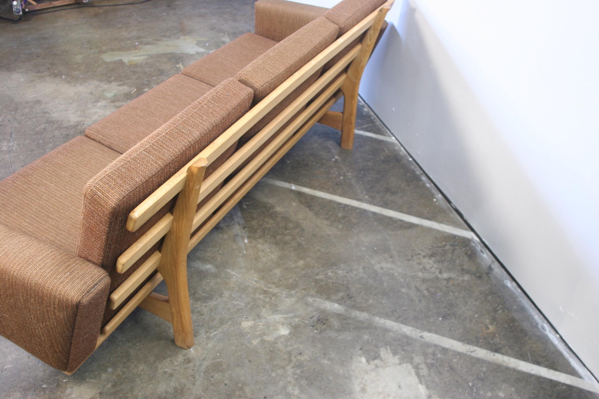 Midcentury Hans Wegner Sofa GE-236/3 GETAMA Solid Oak Brown Wool Upholstery In Good Condition In BROOKLYN, NY