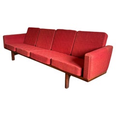 Mitte des Jahrhunderts Hans Wegner Sofa GE-236/4 GETAMA Gestell aus massivem Eichenholz