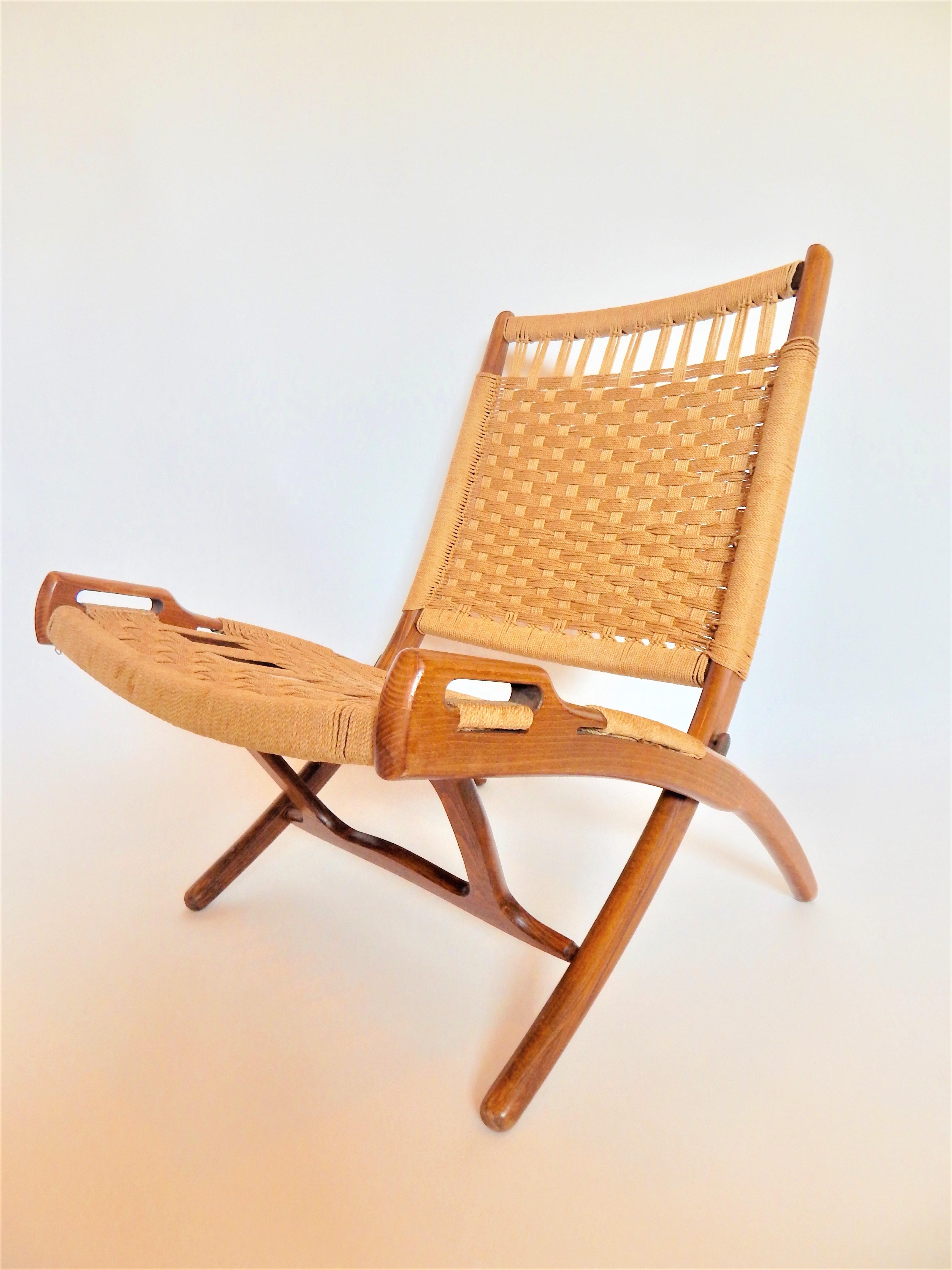 Midcentury 1960s folding chair with handles.

Complimentary delivery can be arranged for this item in NYC and surrounding areas.