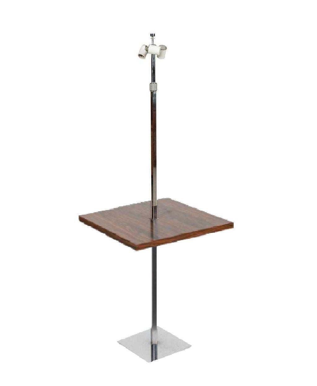 Midcentury Hansen New York steel floor lamp with rosewood table, 1950s lighting

Iconic 1950s floor lamp by Stewart Ross James for Hansen, featuring three ceramic cluster sockets on linear metal stem and square base. Cubic, stainless steel
shaft