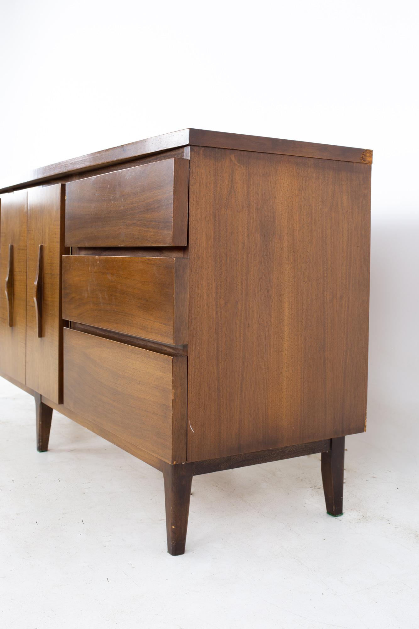 Mid Century Harlequin Bow Front Inlaid Walnut 9 Drawer Lowboy Dresser In Good Condition In Countryside, IL
