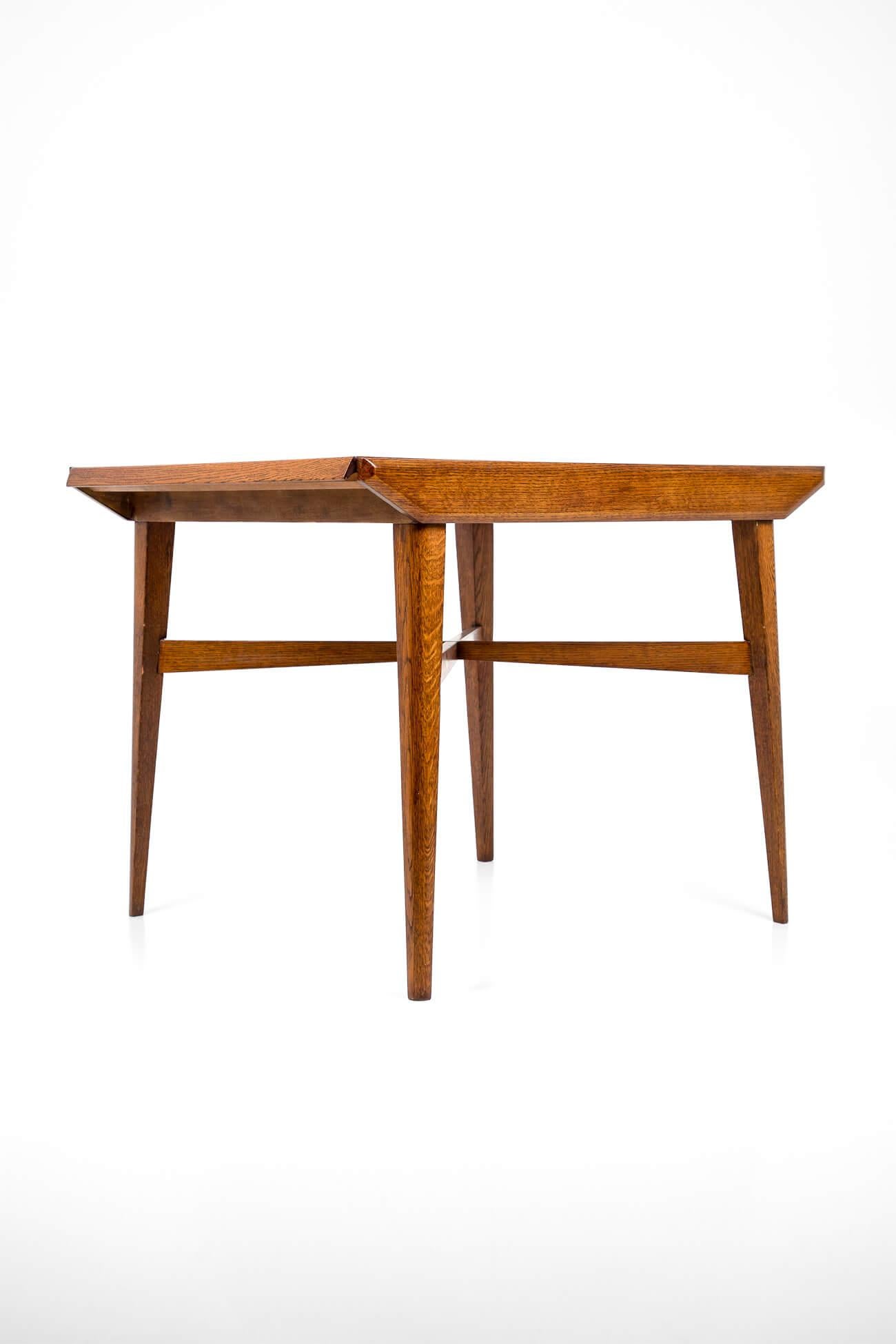 Original mid-century extending dining table of wonderful proportions by British furniture manufacturer Harris Lebus. Made of rich golden oak with canted panel edges and a central revolving table leaf that can be simply locked into position. The