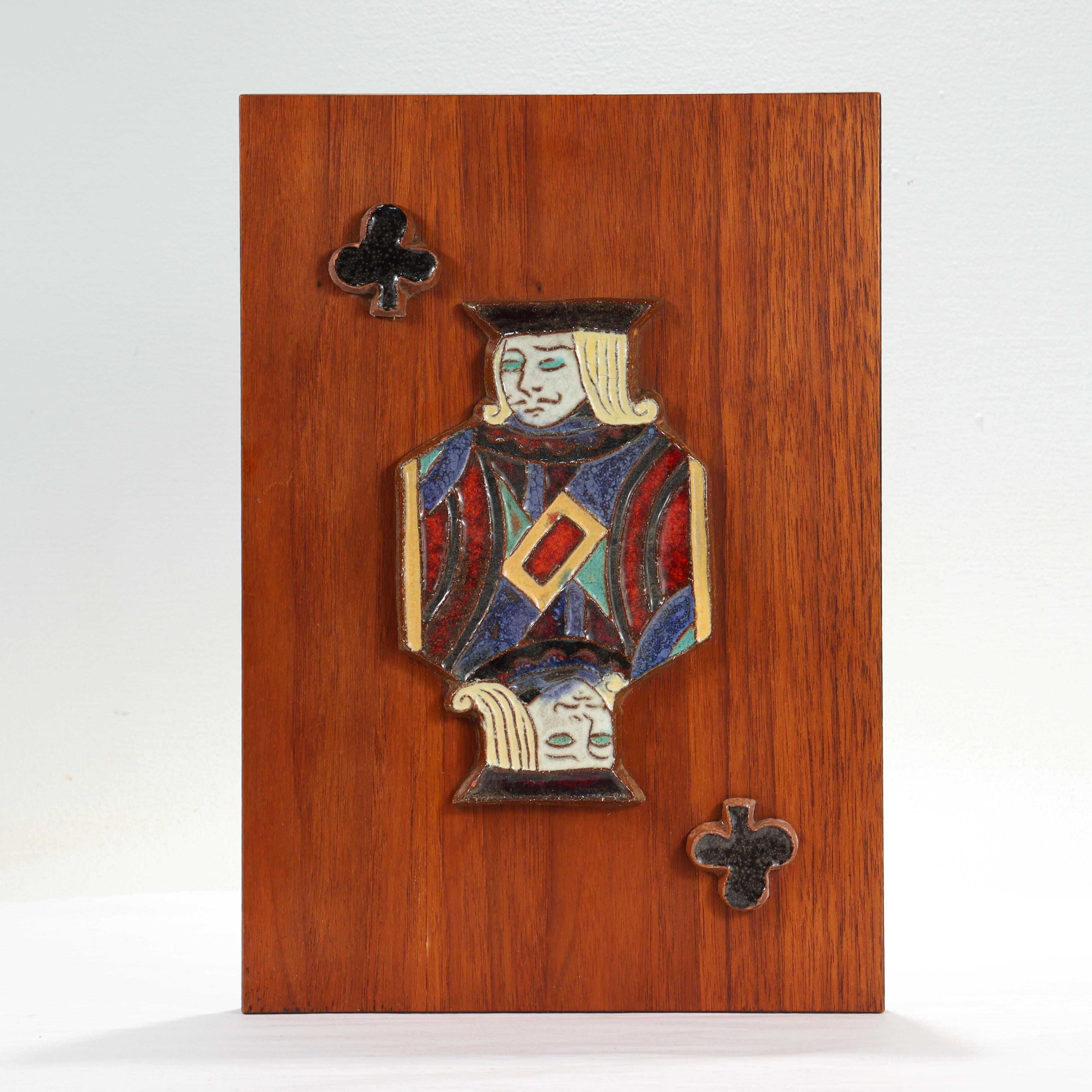 20ième siècle Harris Strong Jack of Clubs carreaux de poterie d'art représentant des cartes à jouer, milieu du siècle dernier en vente