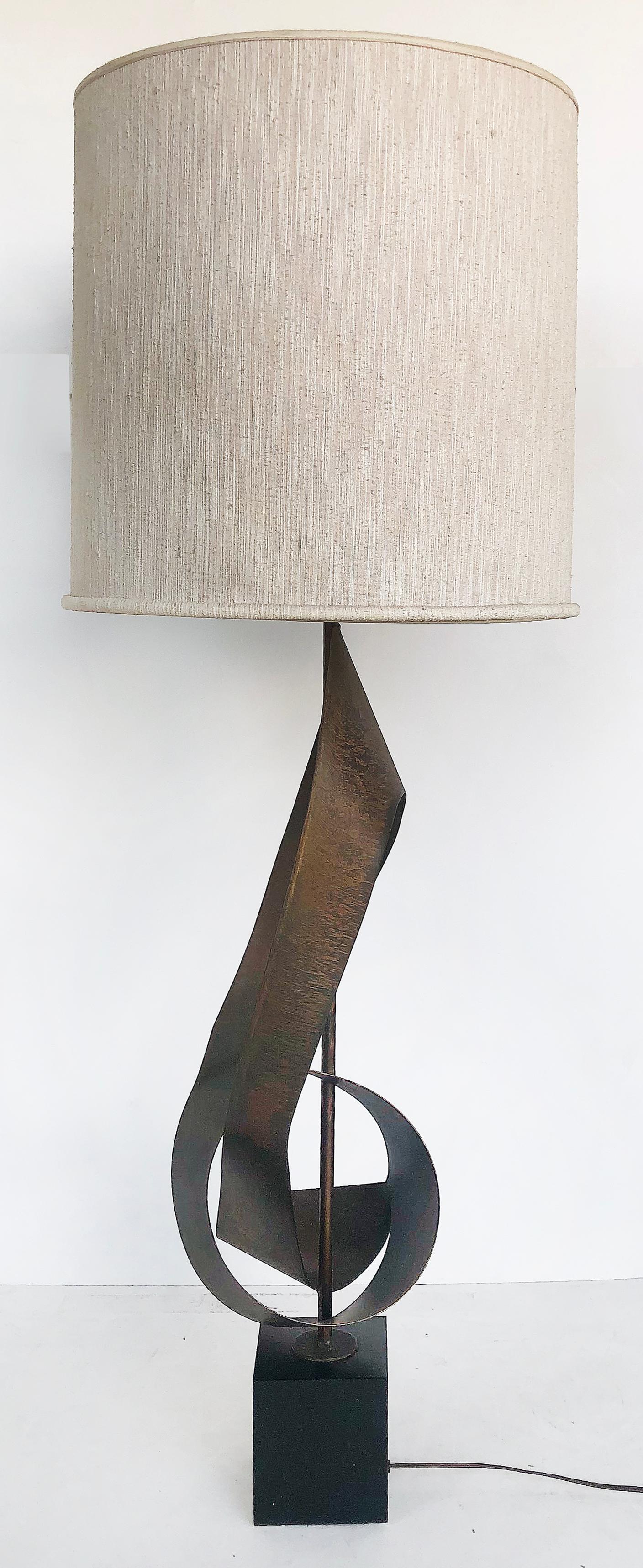 Mid-century Harry Balmer Laurel Brutalist ribbon lamp

Offered is a Mid-Century Modern Harry Balmer for Laurel Lamp Co. over-sized Brutalist torch-cut ribbon lamp. The lamp has original wiring in good, working condition and accommodates a standard