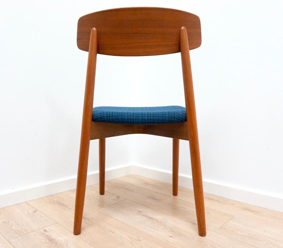 Set of eight midcentury Danish Teak dining chairs circa 1960 designed by Harry Ostergaard for Randers Mobelfabrik Denmark.
The chairs have the original blue fleck upholstery to each chair all of which are in good condition with no more than light