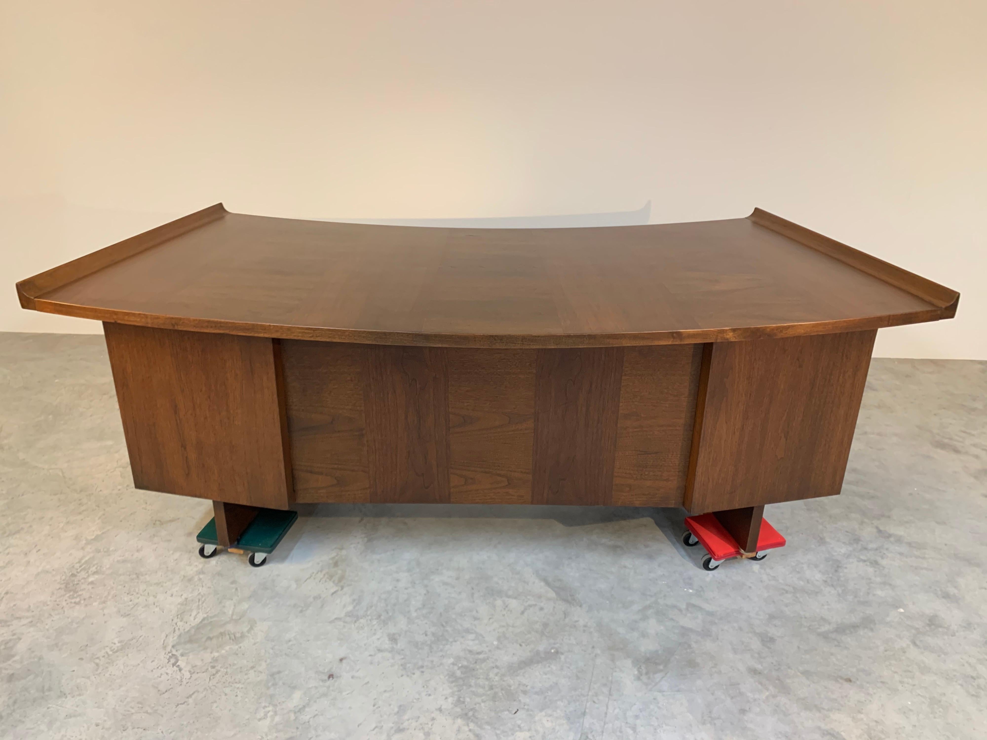 A beautiful executive desk designed by Harvey Probber in walnut.
Professionally refinished and ready for use.
(The left tray is stiff. The right tray is fine.)