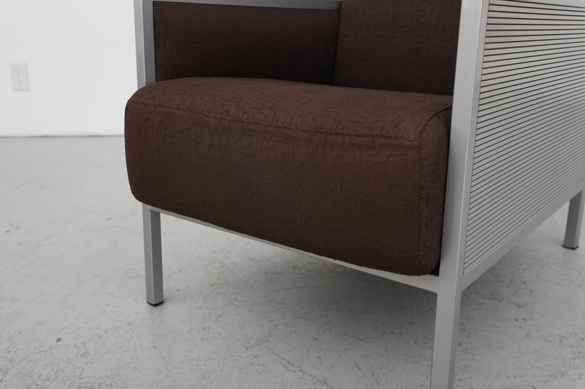 Chaise longue Harvink du milieu du siècle avec côtés en métal nervuré et tissu texturé Brown en vente 5