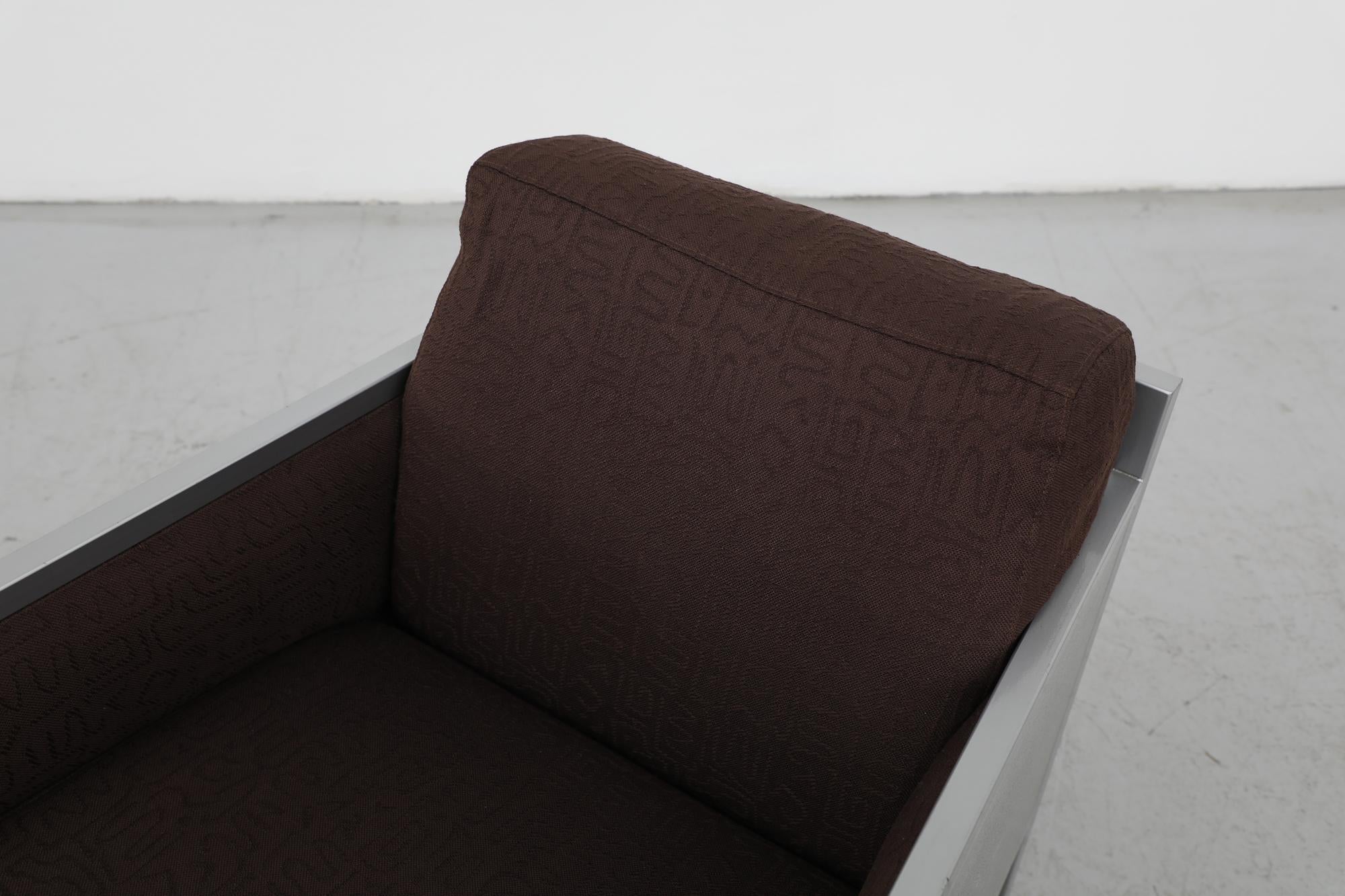 Chaise longue Harvink du milieu du siècle avec côtés en métal nervuré et tissu texturé Brown en vente 2