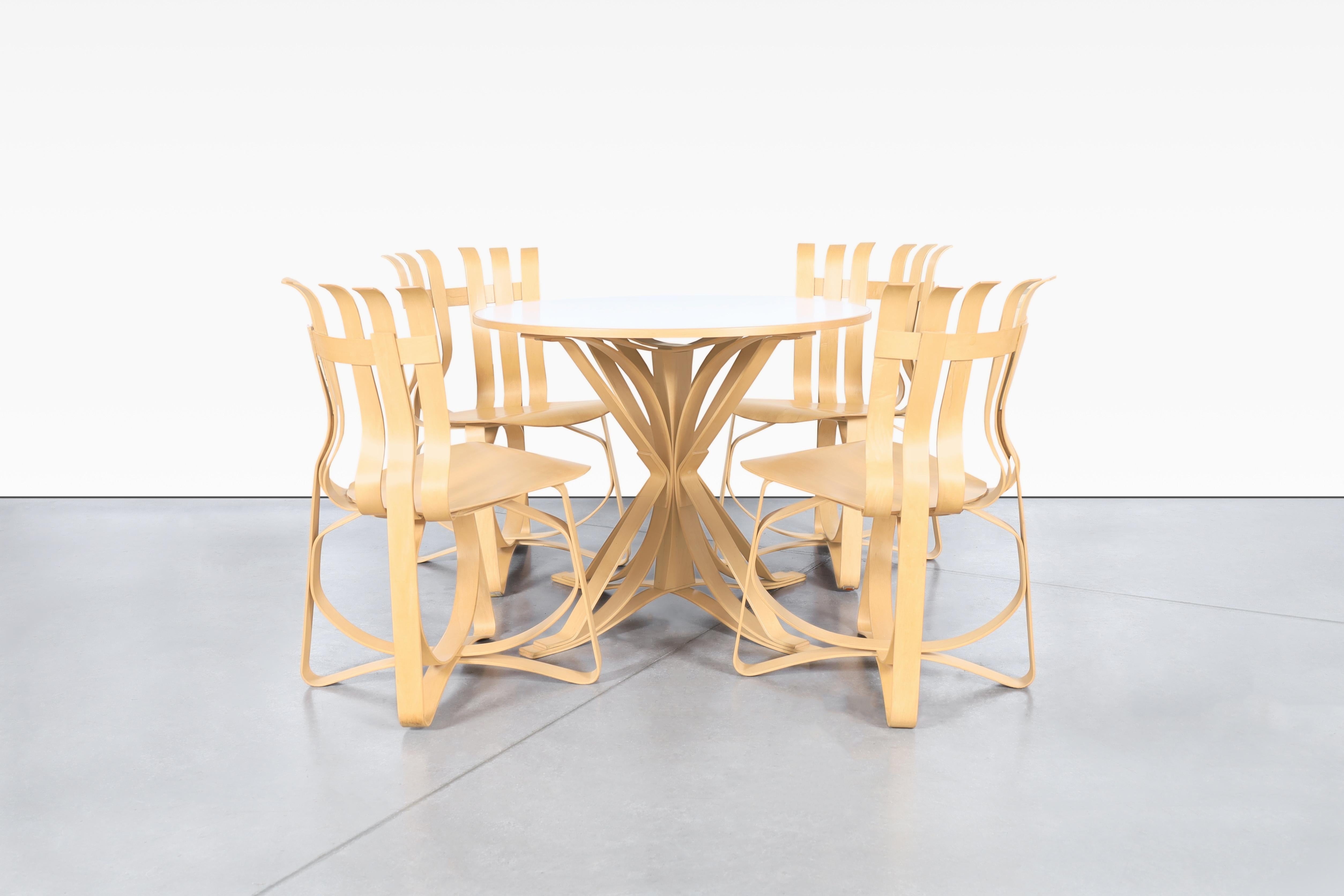 Il set da pranzo Hat Trick, progettato da Frank Gehry per Knoll International, mette in mostra l'estetica giocosa e organica tipica dell'architetto. Caratterizzato da forme geometriche uniche, il set da pranzo mantiene un senso di estrosità pur