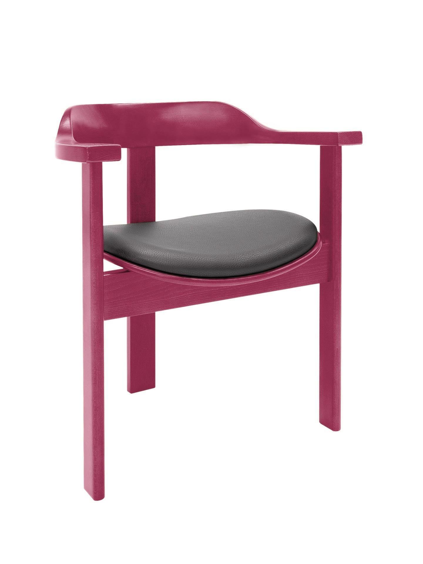 La chaise Haussmann est une pièce intemporelle vibrante de confort et d'élégance.

Cette chaise unique à trois pieds a été présentée pour la première fois à l'