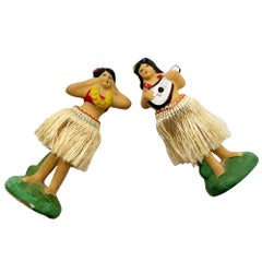 Hula-Mädchen aus Hawaii aus der Mitte des Jahrhunderts – Ukulele-Spielerin und tanzende Wackelpuppe als Set