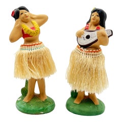 Hula-Mädchen aus Hawaii aus der Mitte des Jahrhunderts – Ukulele-Spielerin und tanzende Wackelpuppe als Set