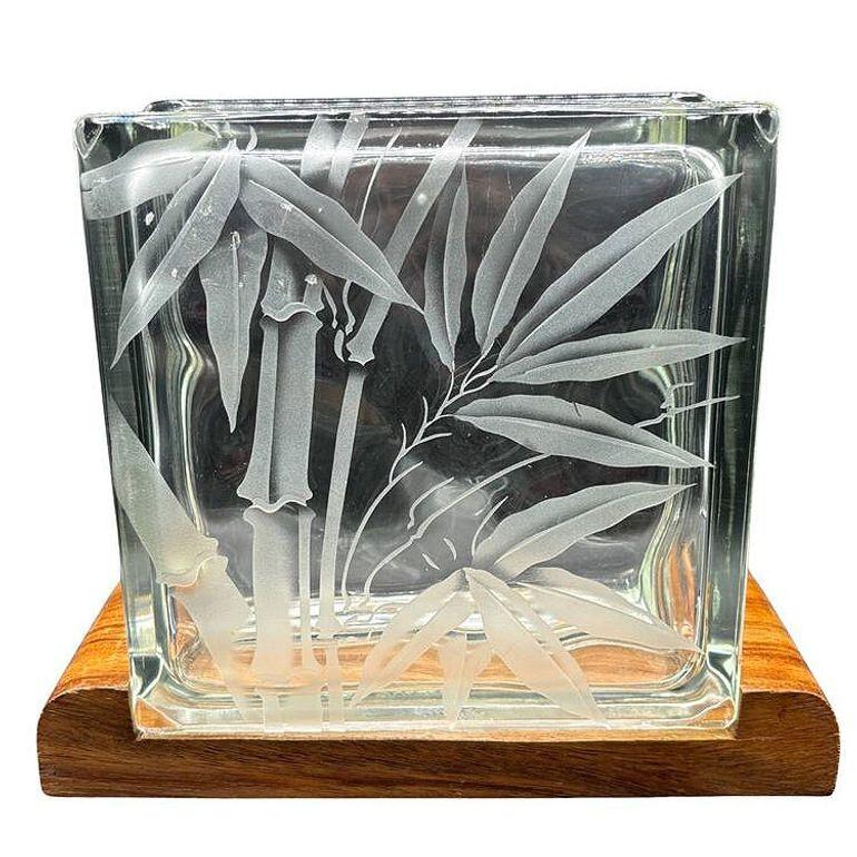 Un vaso di metà secolo in vetrocemento con motivo botanico di bambù inciso all'acido e base in legno di scimmia, nello stile di Dorothy Thorpe, presenta una caratteristica forma quadrata con un'apertura superiore dal taglio netto. La parte anteriore