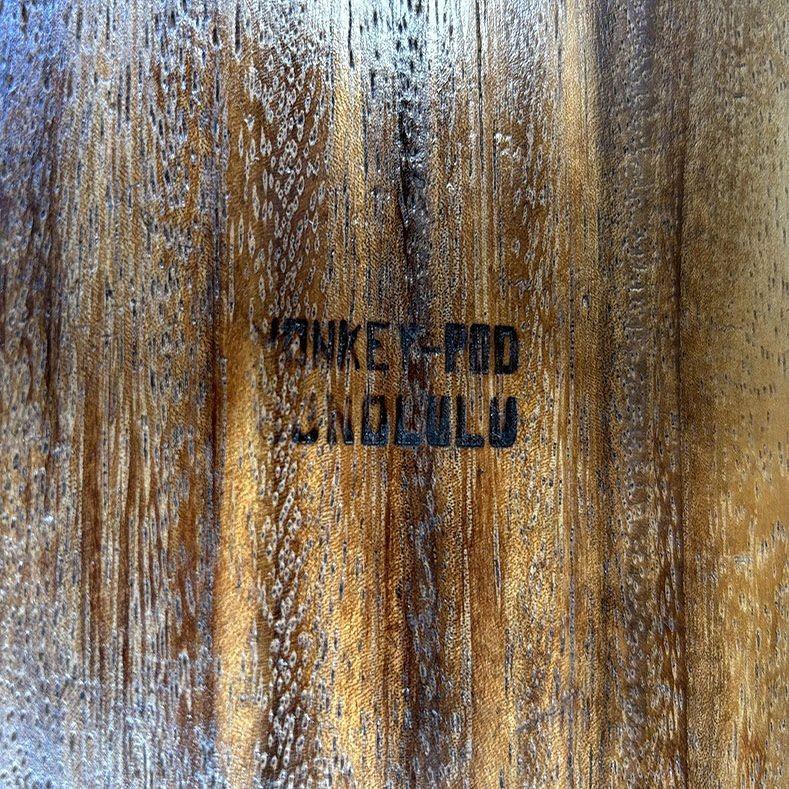 Metà XX secolo Vaso hawaiano di metà secolo con blocco di vetro di bambù inciso all'acido e base in legno di baccello di scimmia in vendita