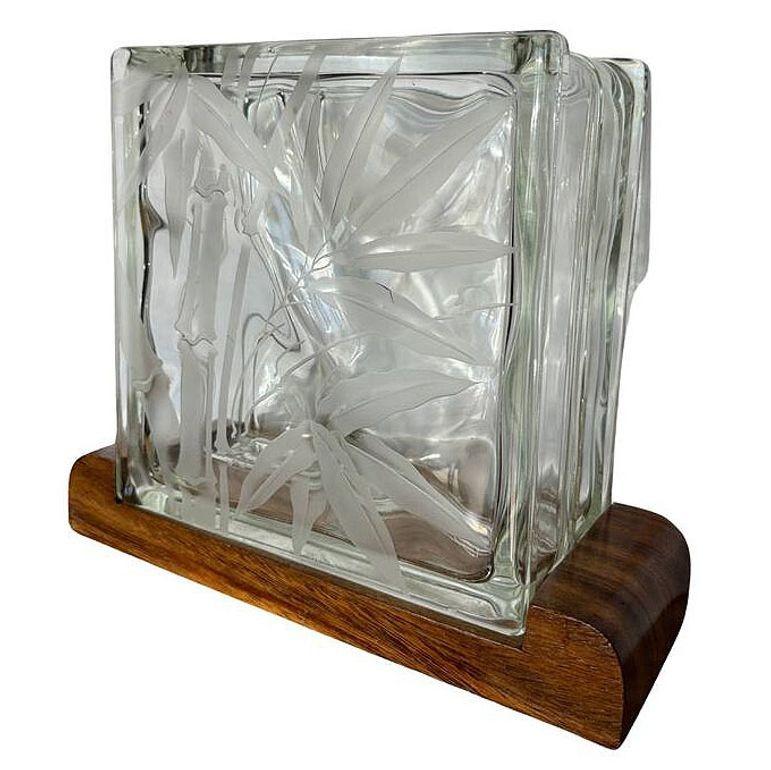 Vetro artistico Vaso hawaiano di metà secolo con blocco di vetro di bambù inciso all'acido e base in legno di baccello di scimmia in vendita