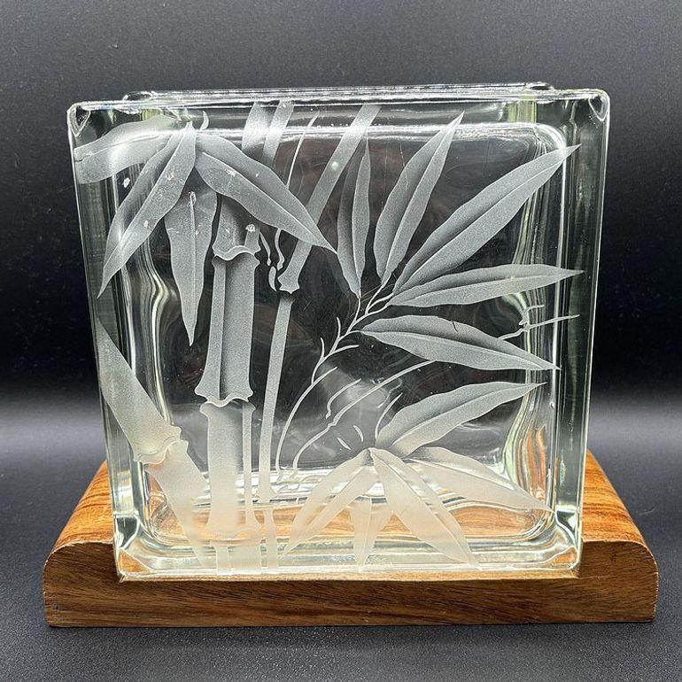 Vaso hawaiano di metà secolo con blocco di vetro di bambù inciso all'acido e base in legno di baccello di scimmia in vendita 2