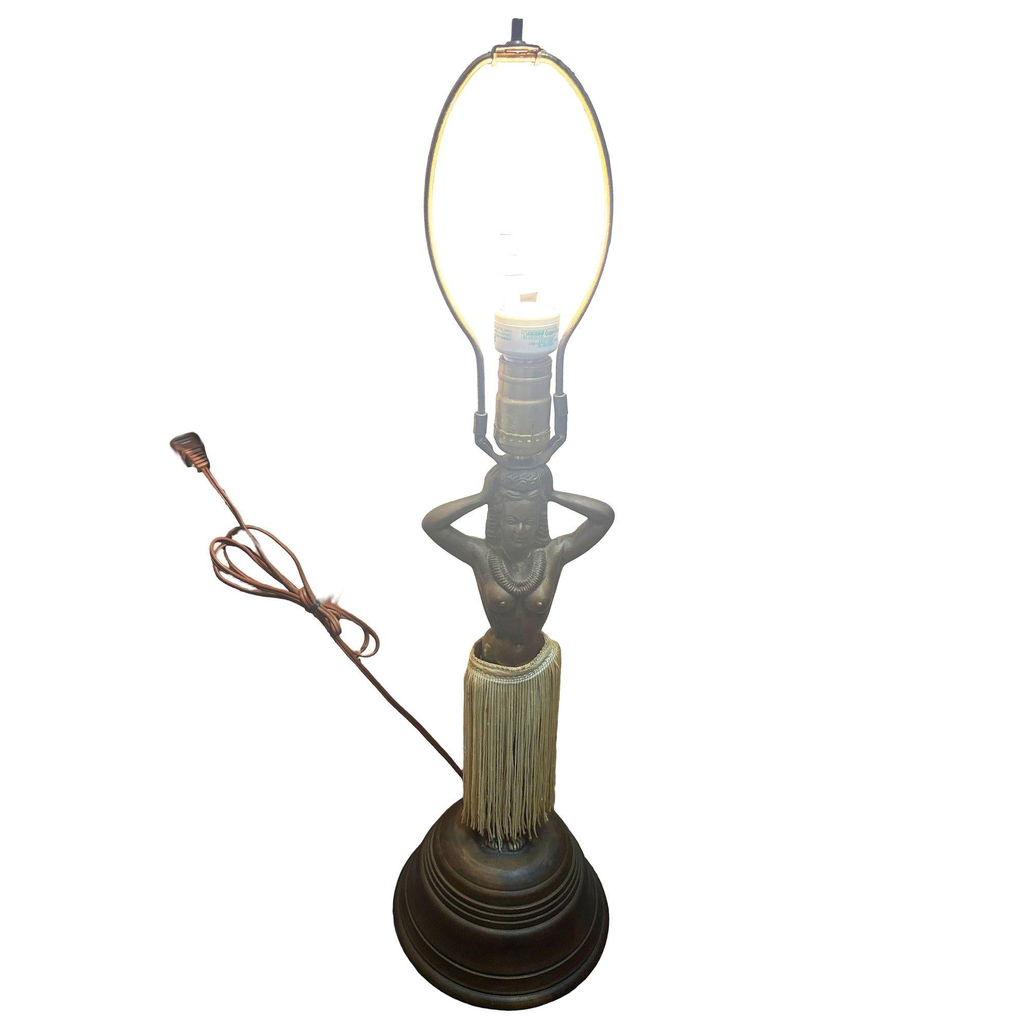 Lámpara de sobremesa hawaiana de mediados de siglo Hula Girl de cobre de Dodge con pantalla de mimbre Moderno de mediados de siglo en venta