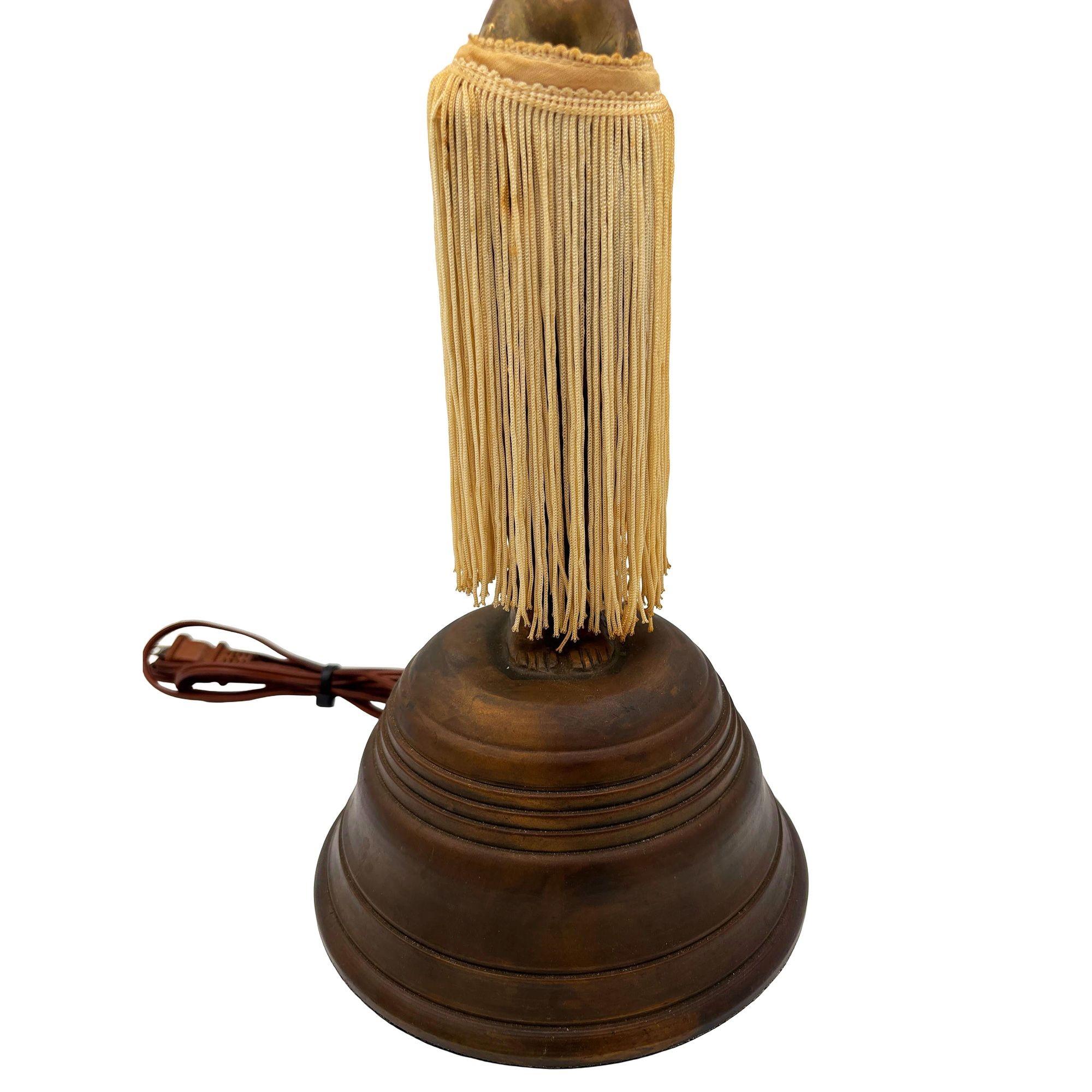 Lámpara de sobremesa hawaiana de mediados de siglo Hula Girl de cobre de Dodge con pantalla de mimbre mediados del siglo XX en venta