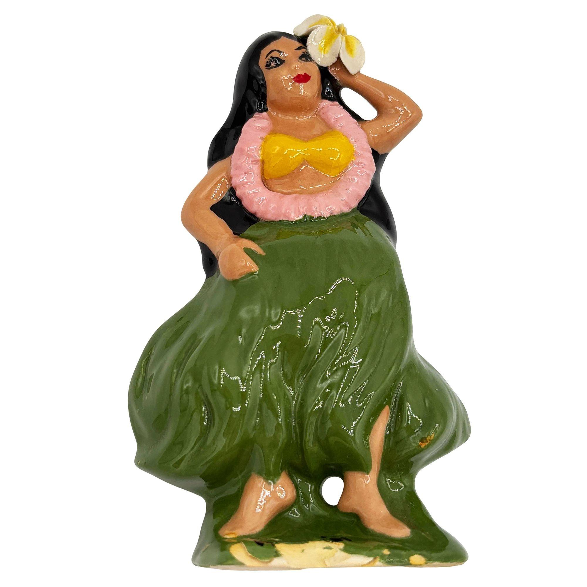 1955 Statua in ceramica della ragazza hula in stile metà secolo, rosa e gialla. La statua presenta una ragazza hula splendidamente dettagliata che tiene un fiore tra i capelli con la scritta 