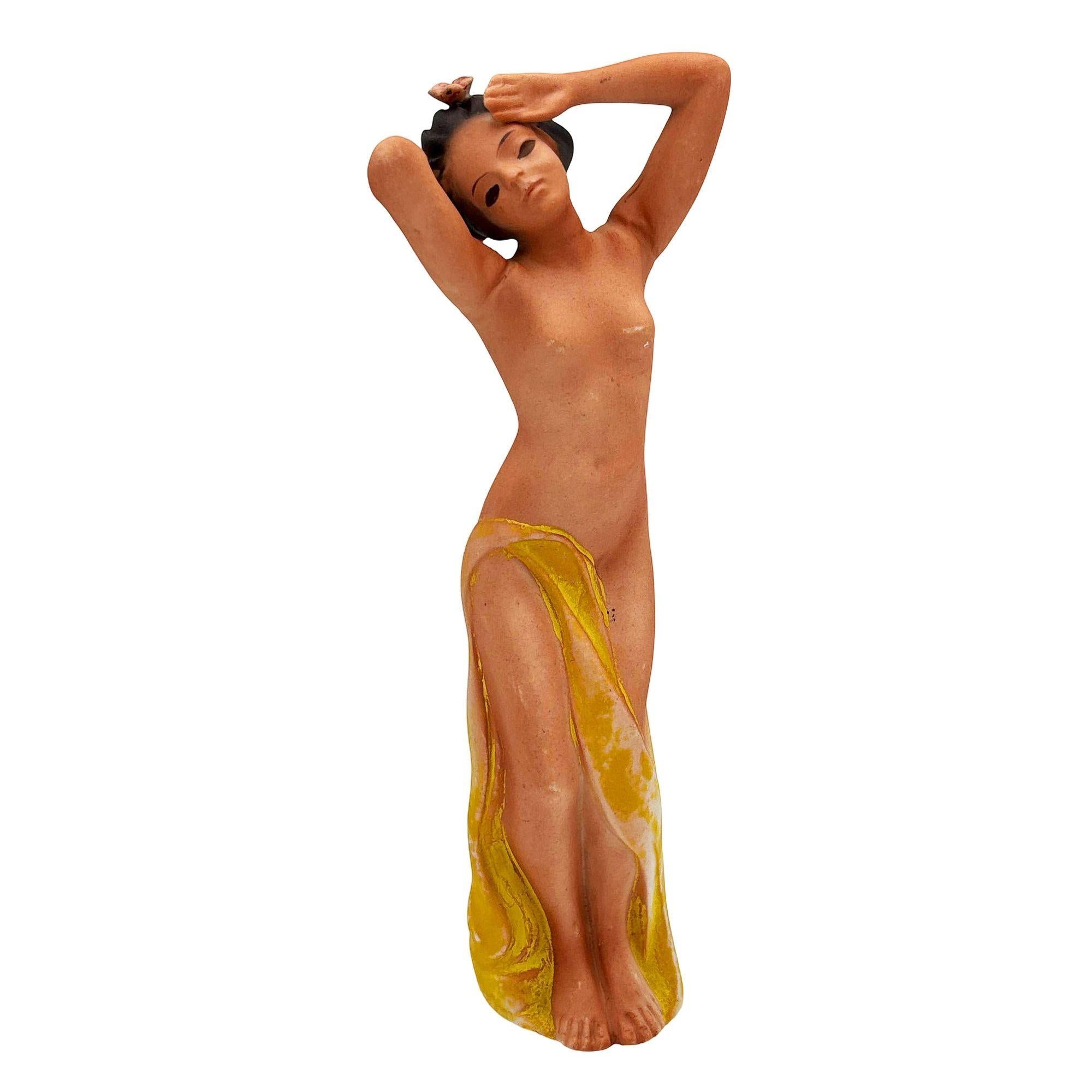 Statuetta femminile hawaiana/polinesiana nuda in ceramica d'epoca con il timbro Japan sul fondo. La statuetta cattura la bellezza e la grazia senza tempo delle isole con una forma sensuale. Sapientemente dipinta a mano, la scultura raffigura una