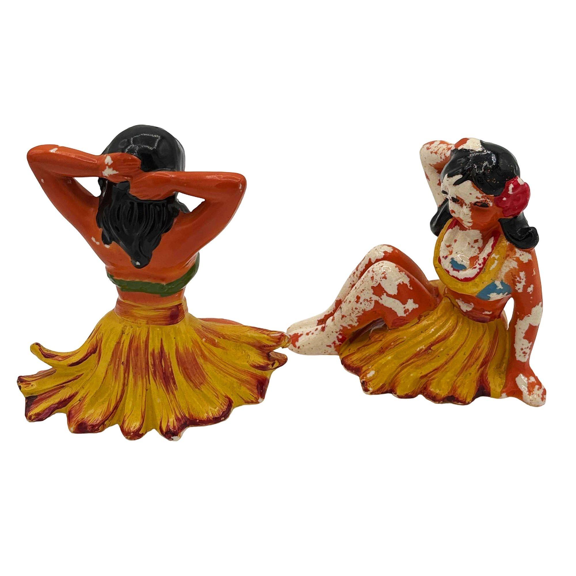Mid-Century Modern Statue hawaïenne du milieu du siècle en céramique représentant une fille de la Hula assise, paire en vente