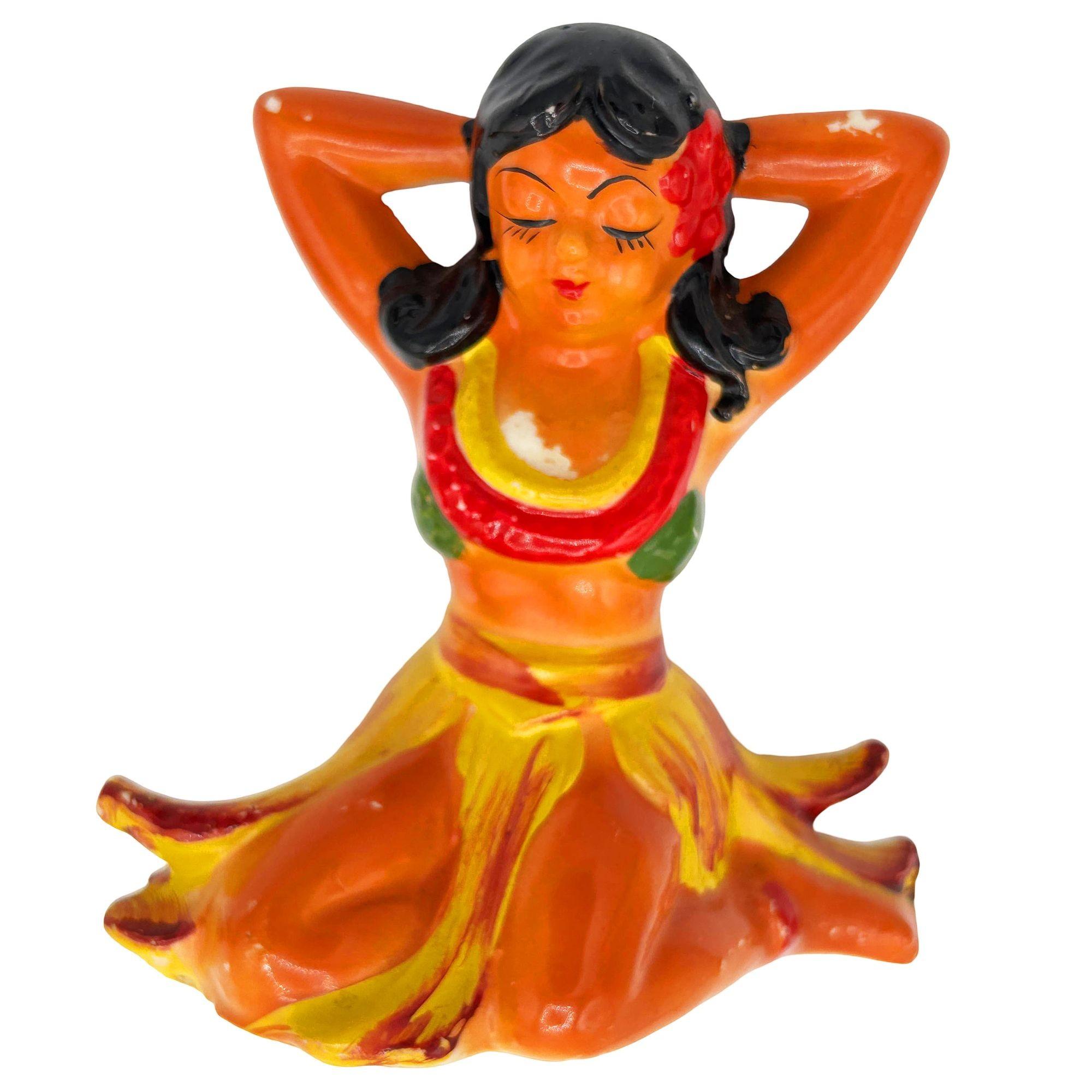 Céramique Statue hawaïenne du milieu du siècle en céramique représentant une fille de la Hula assise, paire en vente