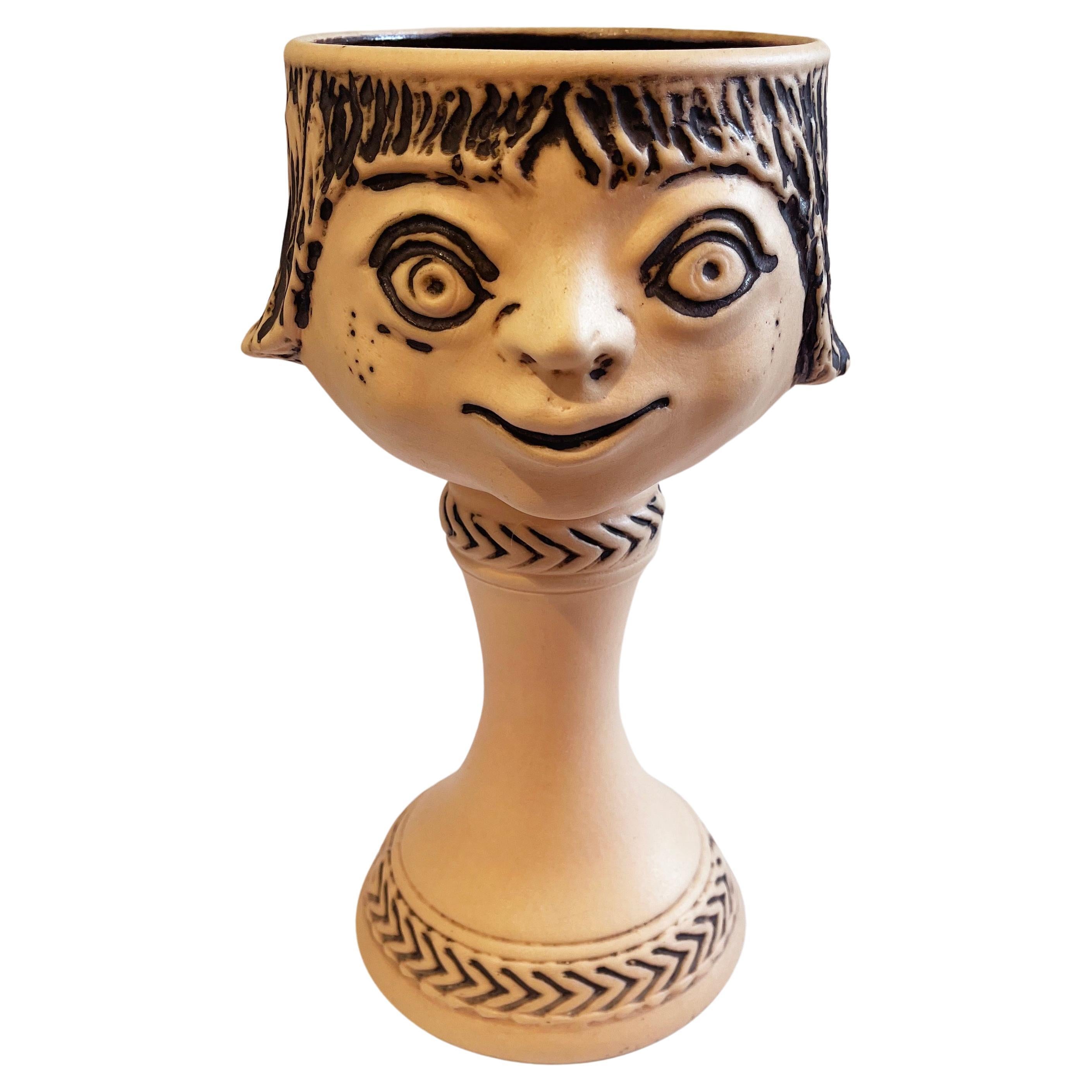 Ein wirklich ungewöhnliches und seltenes Kunstwerk ist diese Vase oder dieser Blumentopf aus der Mitte des Jahrhunderts von Dümler und Breiden, Westdeutschland.
Eine Pflanze mit langen, verschlungenen Ästen wäre ganz exquisit, und mit einem Hauch