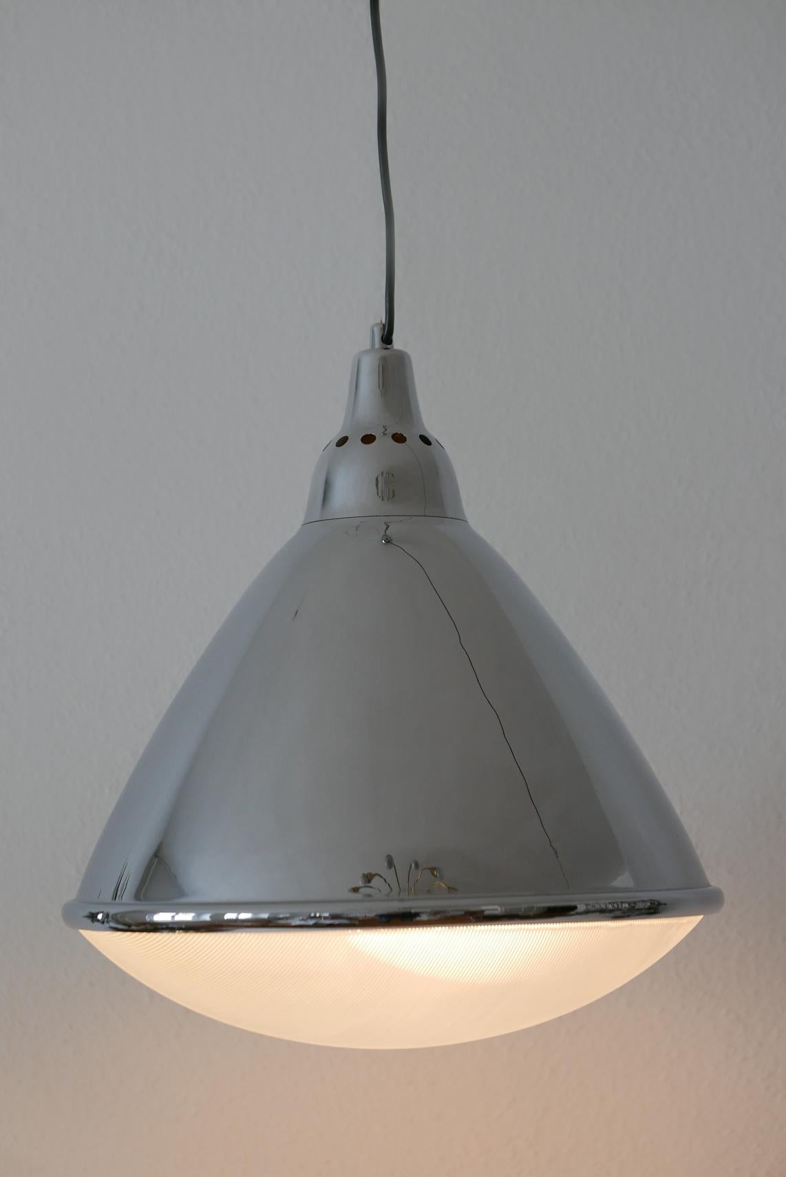 Mid-Century Modern 'Headlight' pendant lamp by Ingo Maurer for Design M, 19768, Germany.

Executed in chrome-plated metal and plastic. It needs 1 x E27 Edison screw fit bulb. It runs both on 110 / 230 volt.

Dimensions:
H 17.33 in. x Dm 15.36 in. /