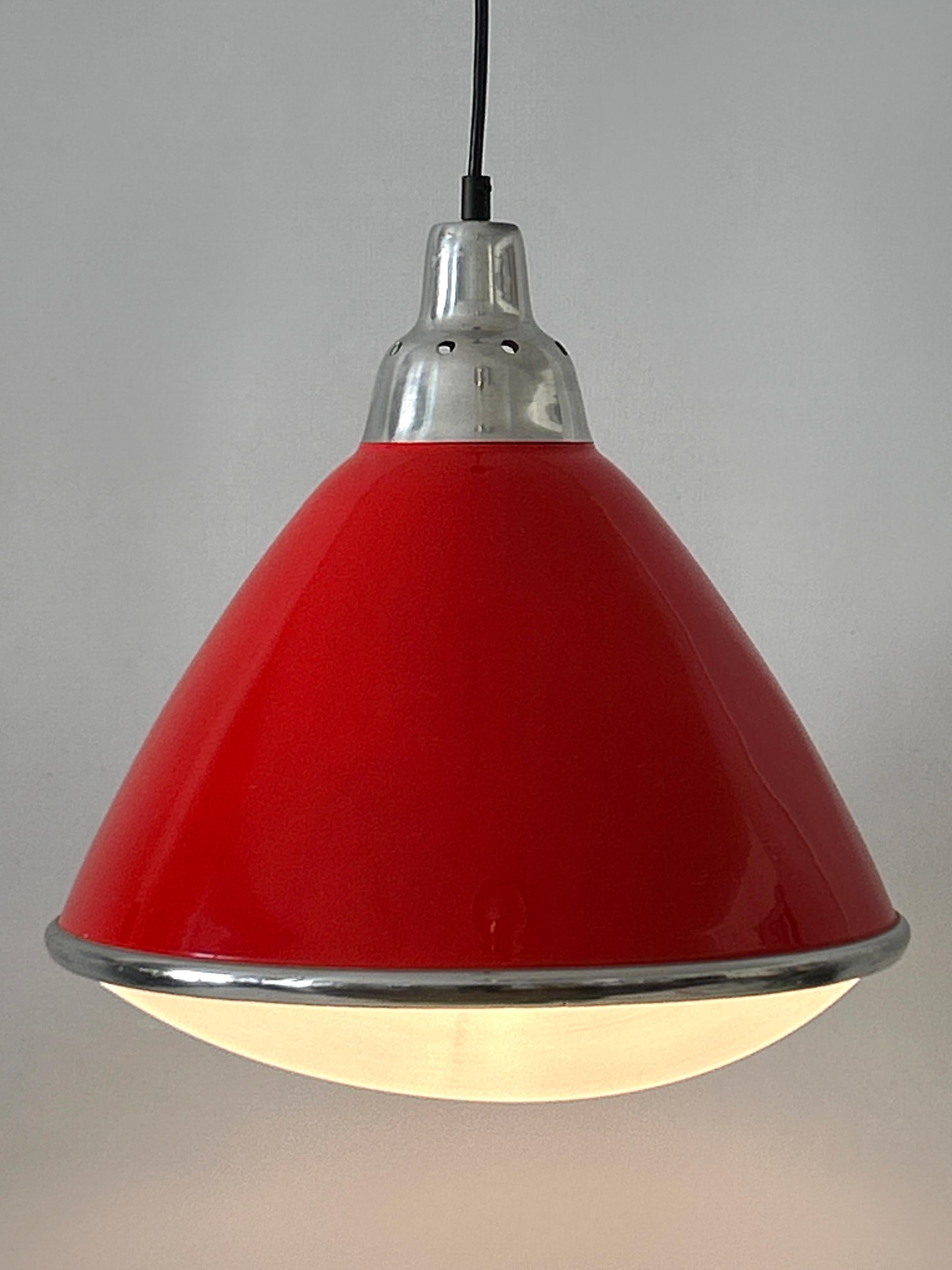 Elegante lampada a sospensione o sospensione 'Headlight' di Ingo Maurer per Design M, 19768, Germania.

Eseguito in metallo smaltato rosso e plastica. Ha bisogno di 1 lampadina a vite E27 Edison. È stato ricablato, è funzionante e funziona sia a 110