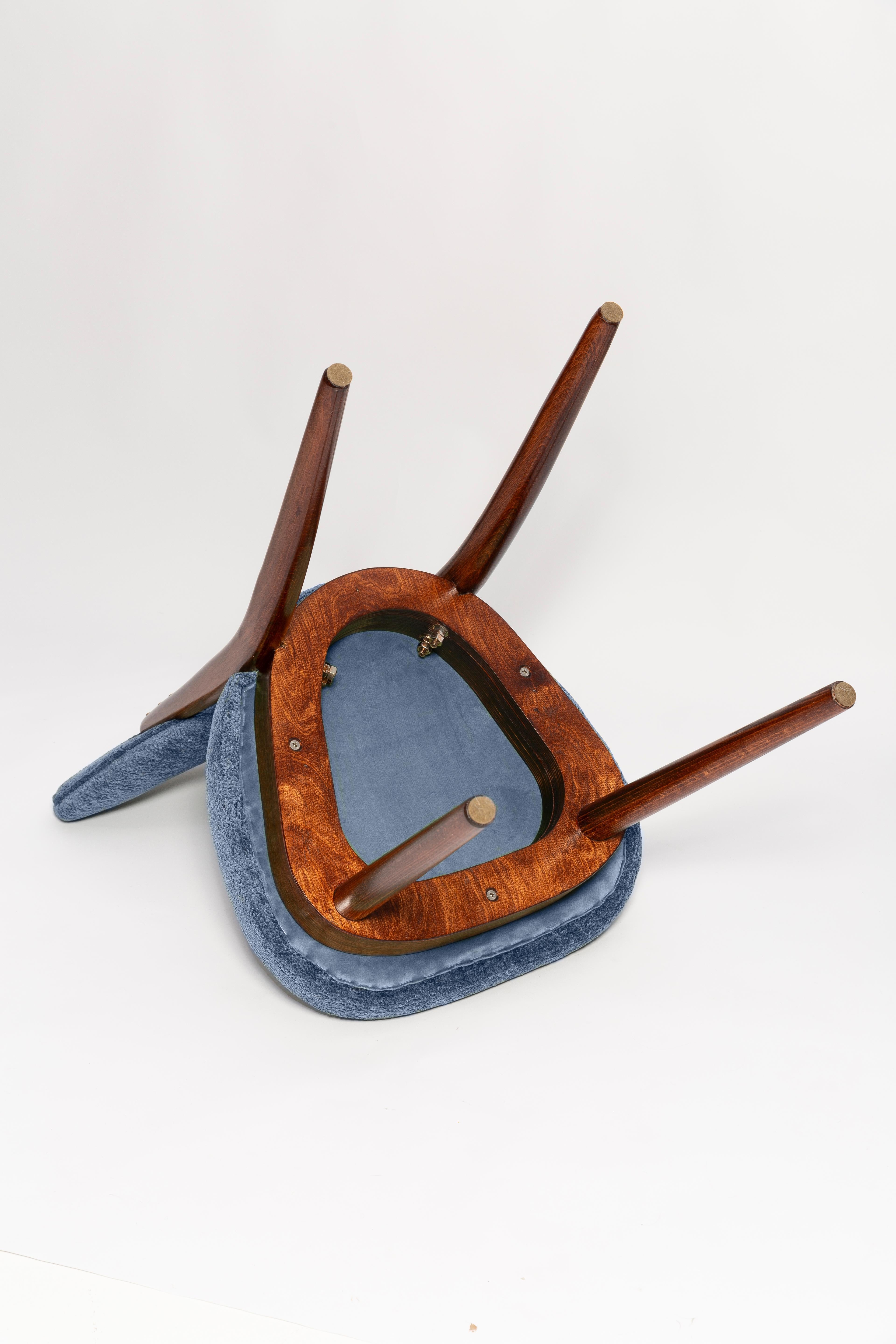 Fait main Chaise et tabouret du milieu du siècle dernier, velours bleu, bois foncé, Europe, années 1960 en vente