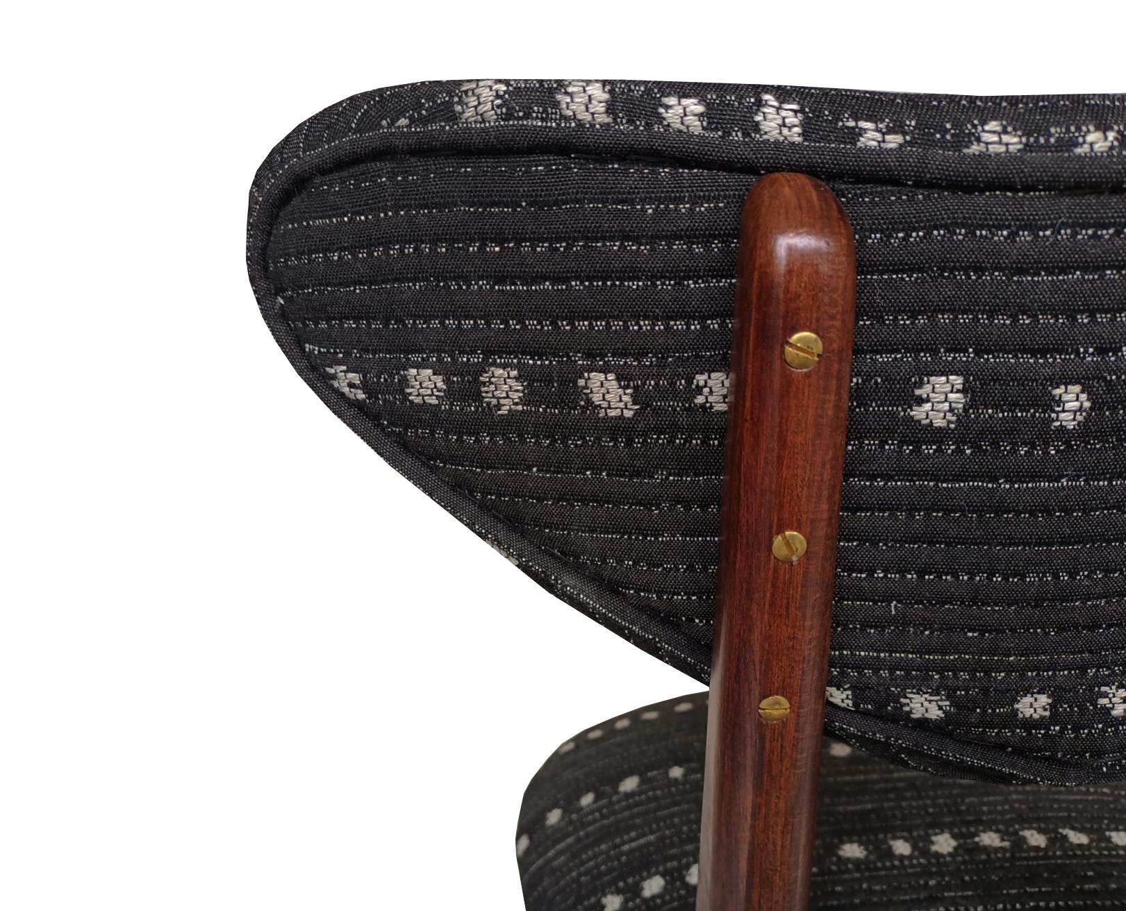 Silla Mid Century Heart en tela negra Perennials Dotty, Europa, años 60 Moderno de mediados de siglo en venta