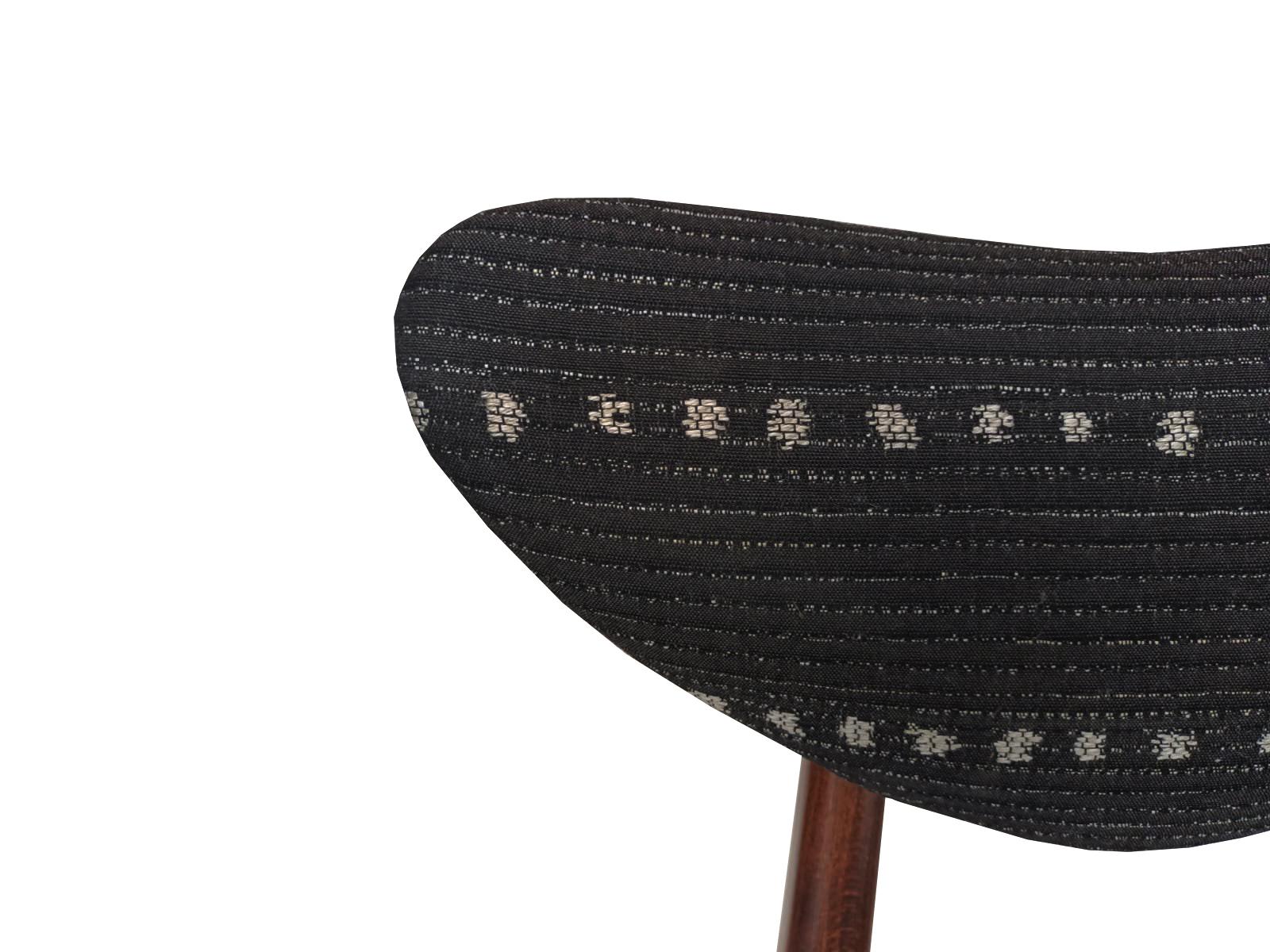 Silla Mid Century Heart en tela negra Perennials Dotty, Europa, años 60 Polaco en venta