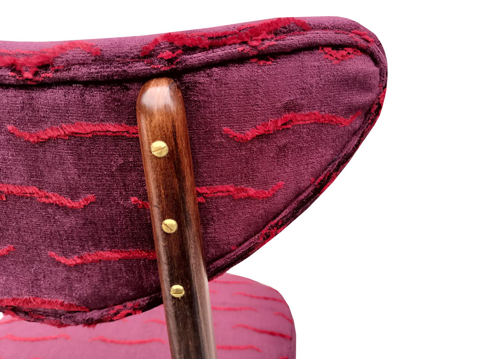 Mid Century Heart Chair in Nouvelles Vagues Burgundy Velvet, Europa, 1960er Jahre (Handgefertigt) im Angebot