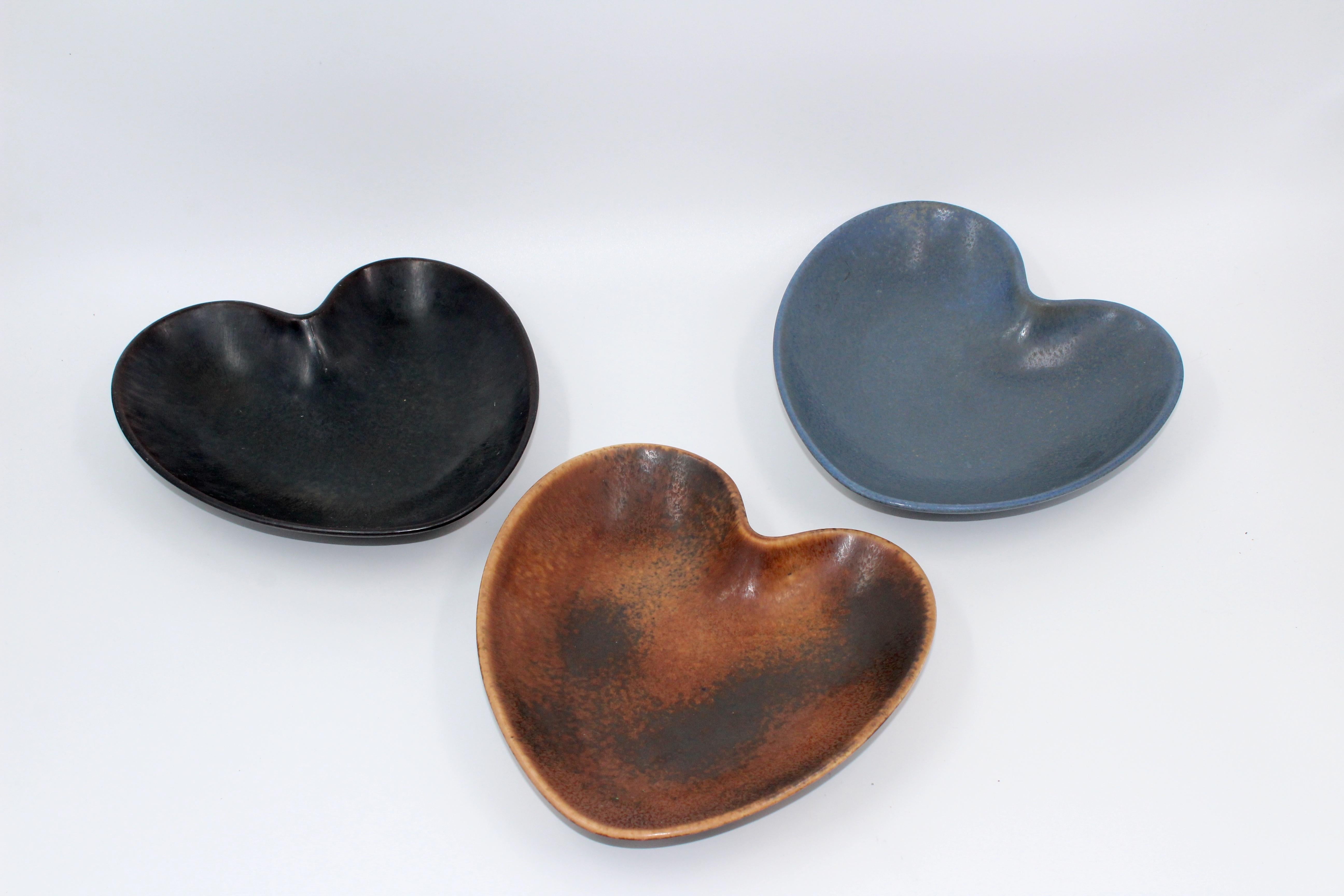 Scandinavian Modern Midcentury Heart-Shaped Ceramic Bowls by Gunnar Nylund 'Set of 3', 1950s For Sale