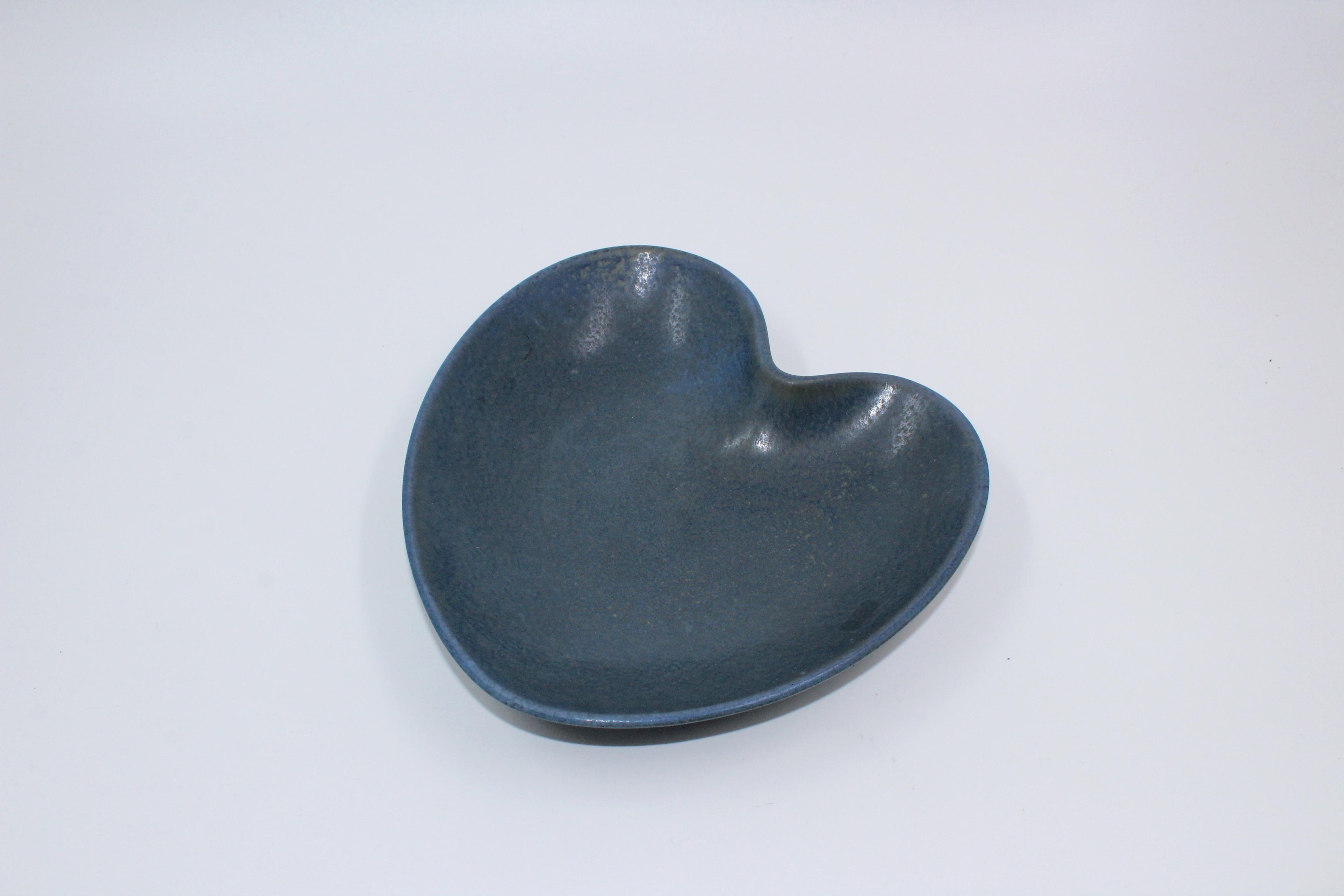 Midcentury Heart-Shaped Ceramic Bowls by Gunnar Nylund 'Set of 3', 1950s For Sale 1