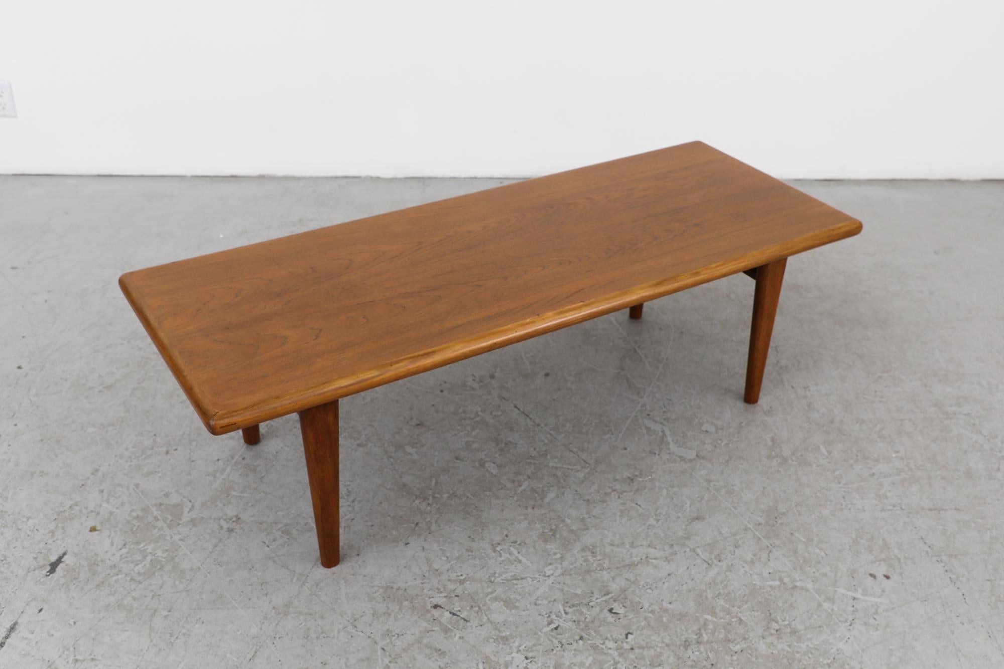 Mid-Century Heavy Danish Teak Coffee Table with Tapered Legs & Thick Rounded Top For Sale 2