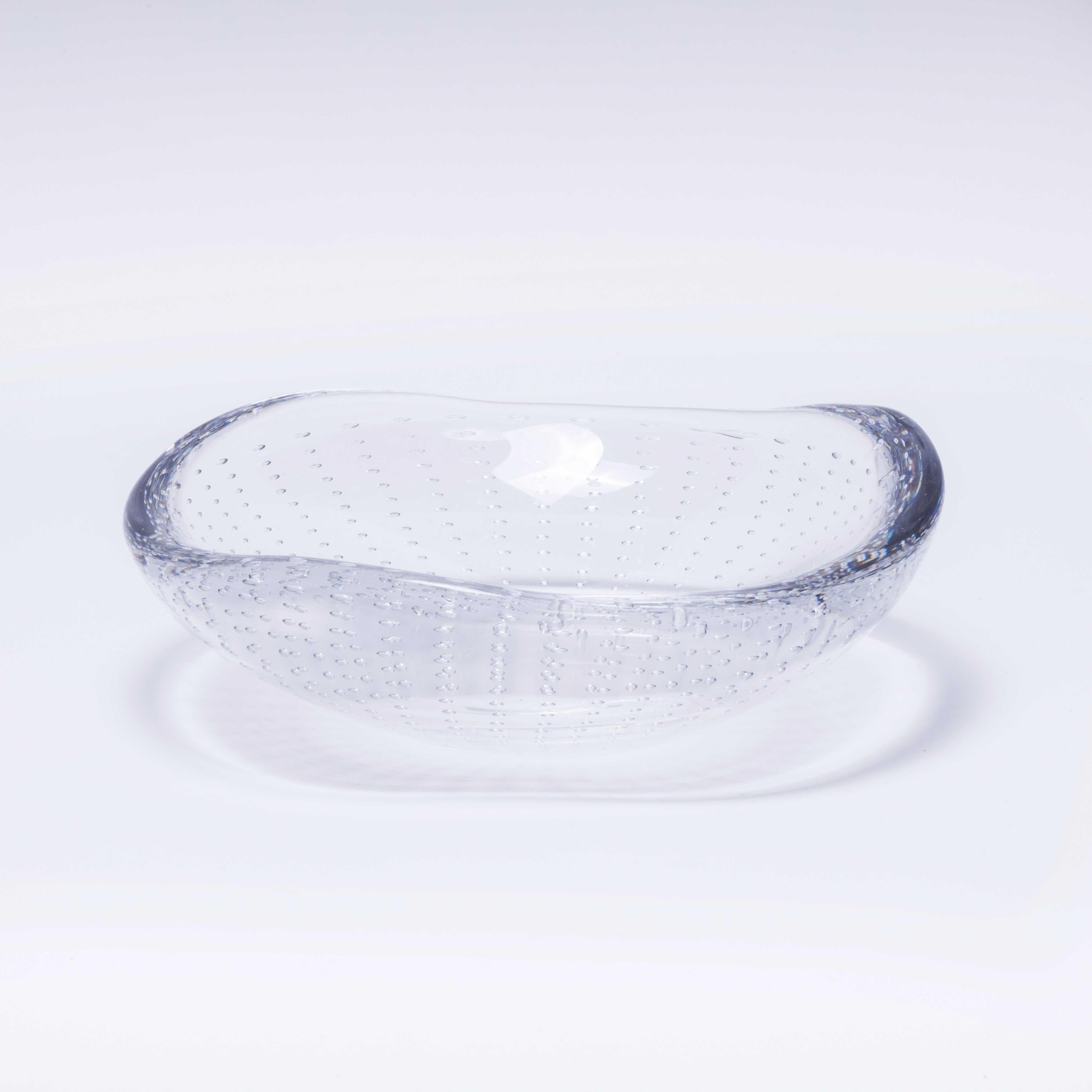 Petit plat à bulles en verre lourd du milieu du siècle. 

Bol lourd et bien formé en forme de losange avec un délicat motif de bulles d'air. Il est en excellent état, sans ébréchures, fissures ou défauts.

Rapport d'atelier :
Produit délicat