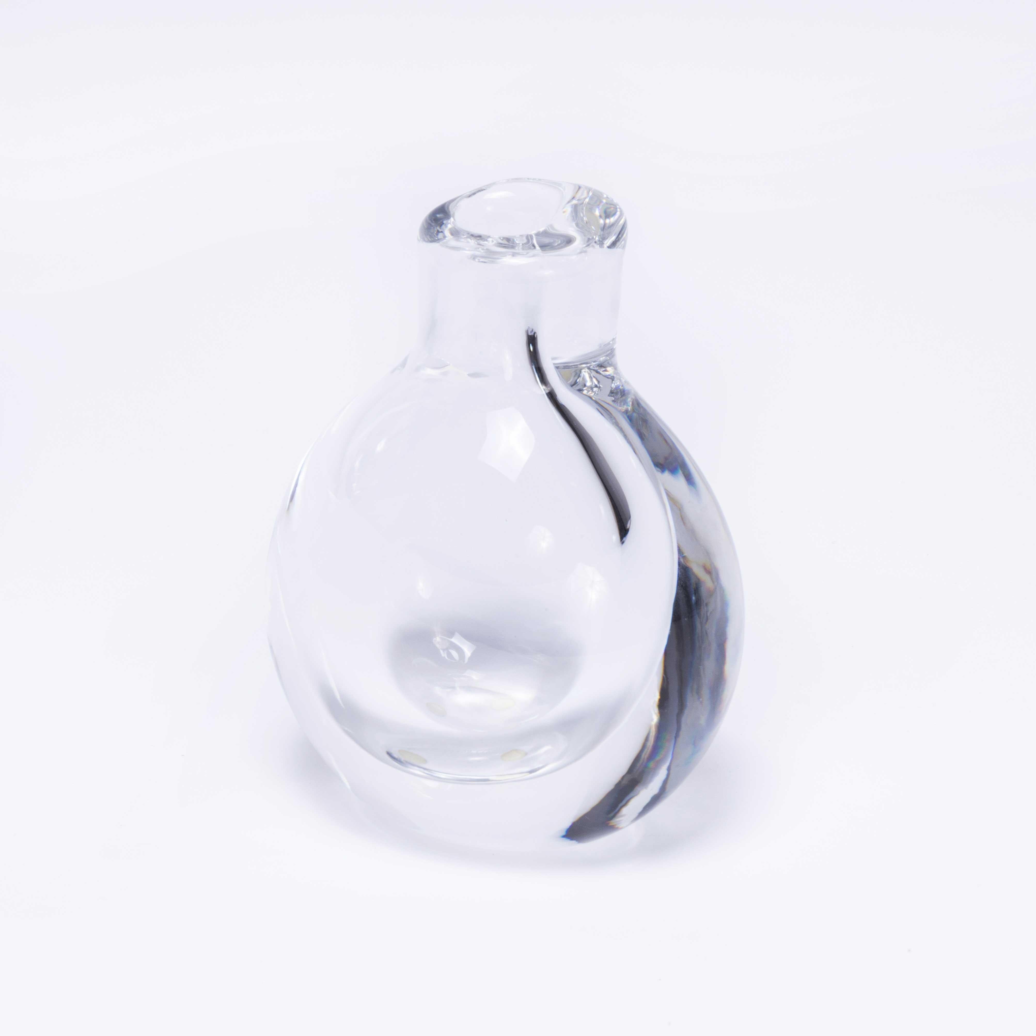 Jarrón pequeño para capullos de vidrio pesado de mediados de siglo. 

Jarrón de capullos orgánicos pesados de Swedish art glass bien formado. Firmado pero no reconocido. Está en excelente estado, sin astillas, grietas ni defectos.

Informe del