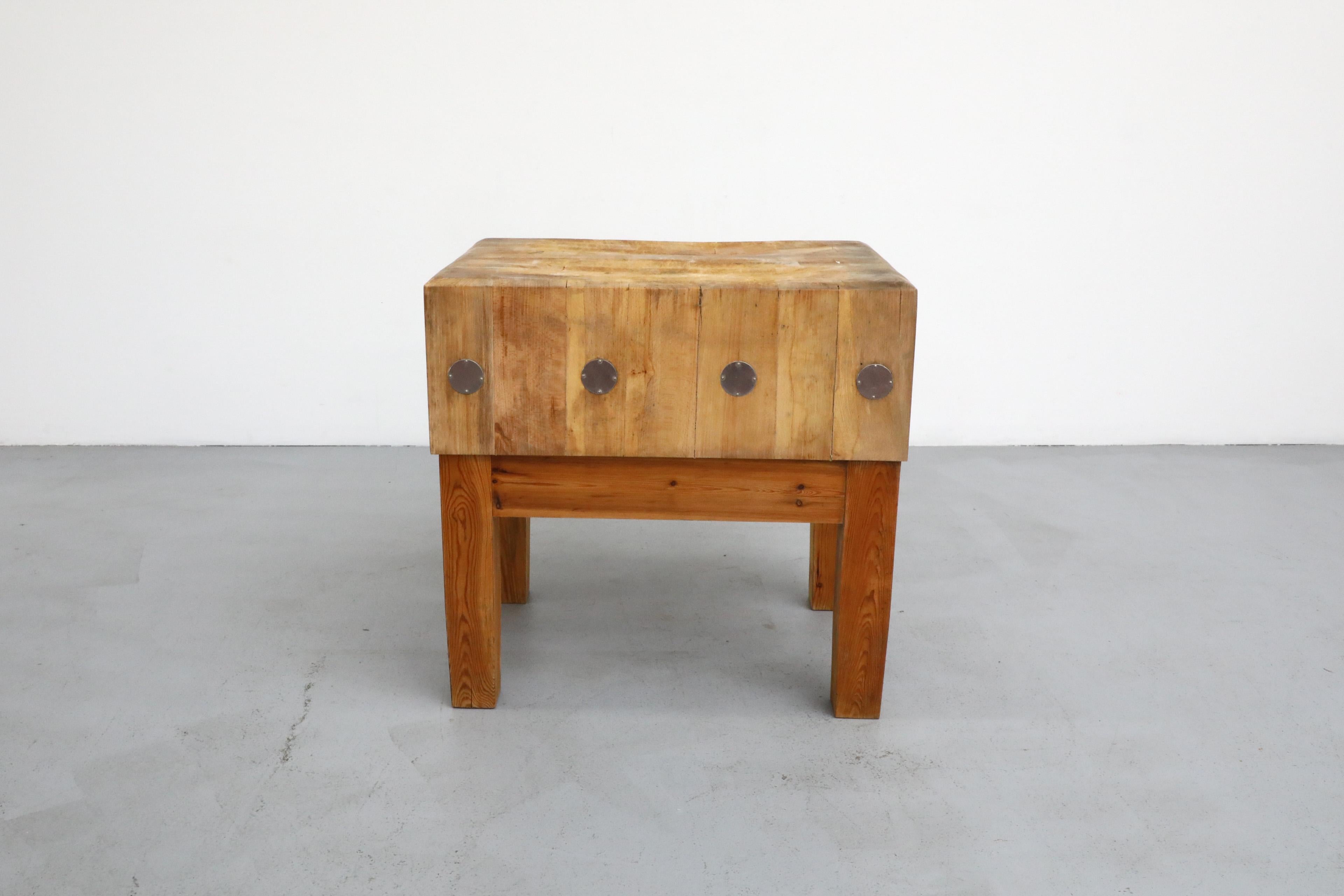 Table de boucherie suédoise du milieu du siècle dernier, avec pieds en pin et accents métalliques en vente 3