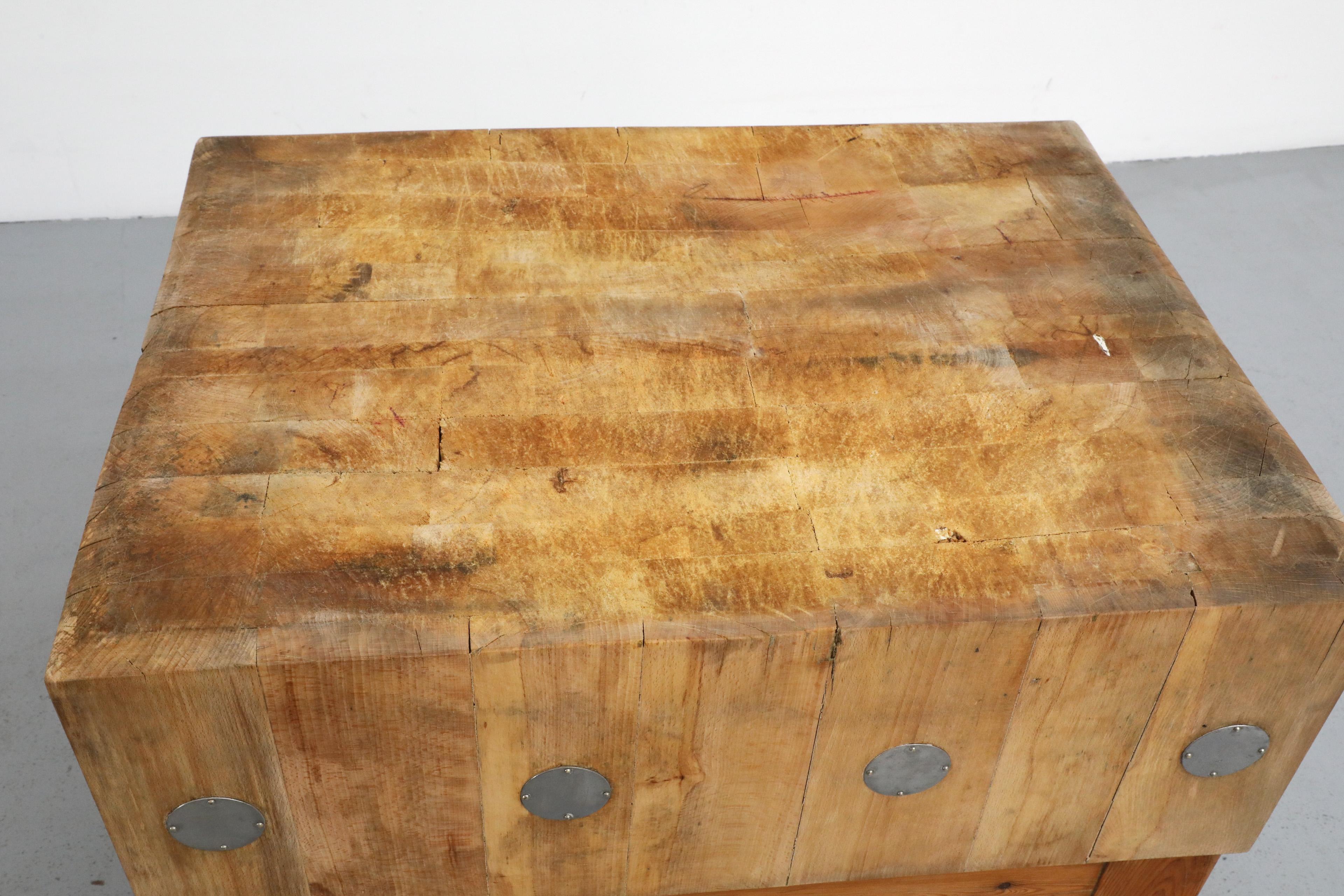 Table de boucherie suédoise du milieu du siècle dernier, avec pieds en pin et accents métalliques en vente 4
