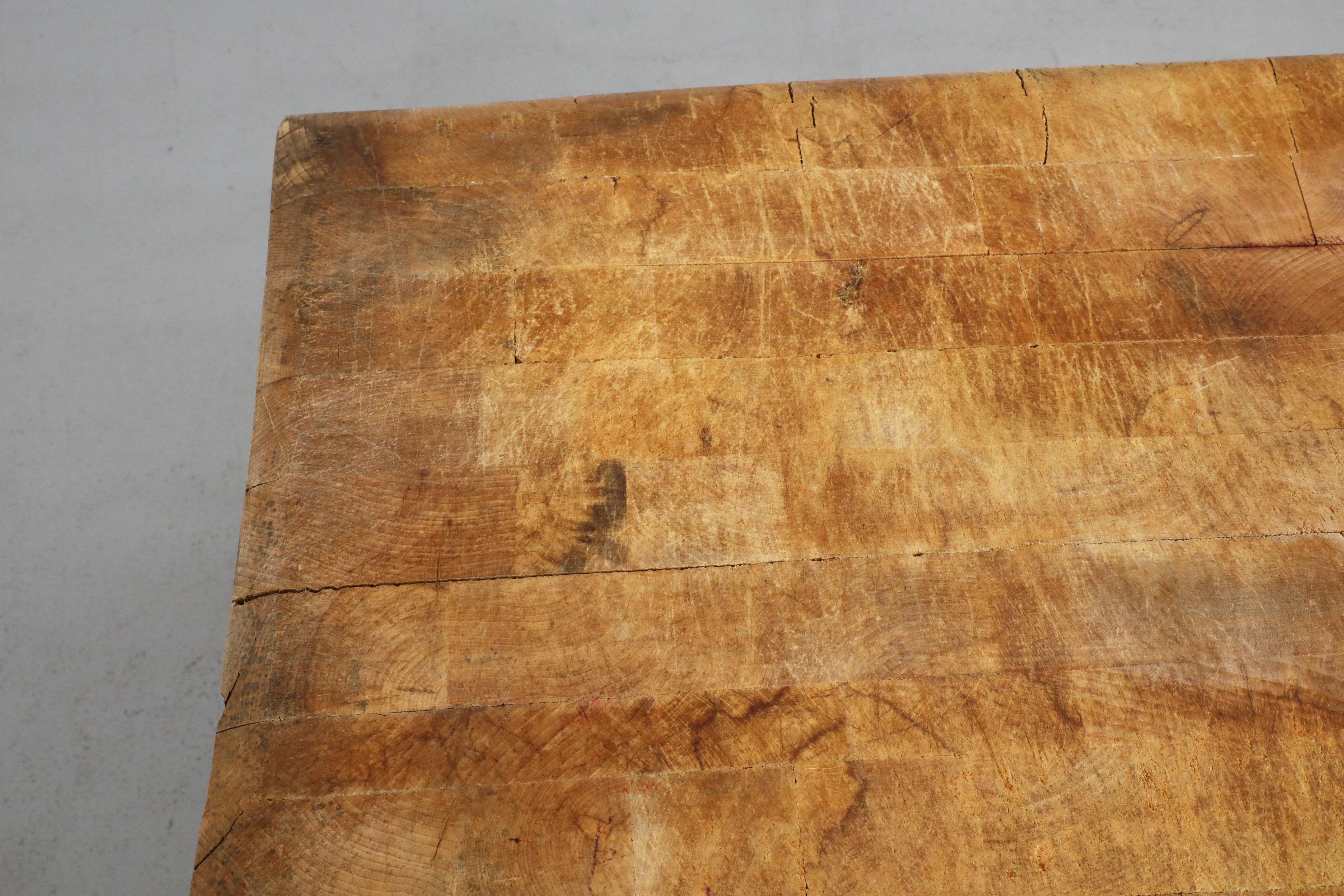 Table de boucherie suédoise du milieu du siècle dernier, avec pieds en pin et accents métalliques en vente 5