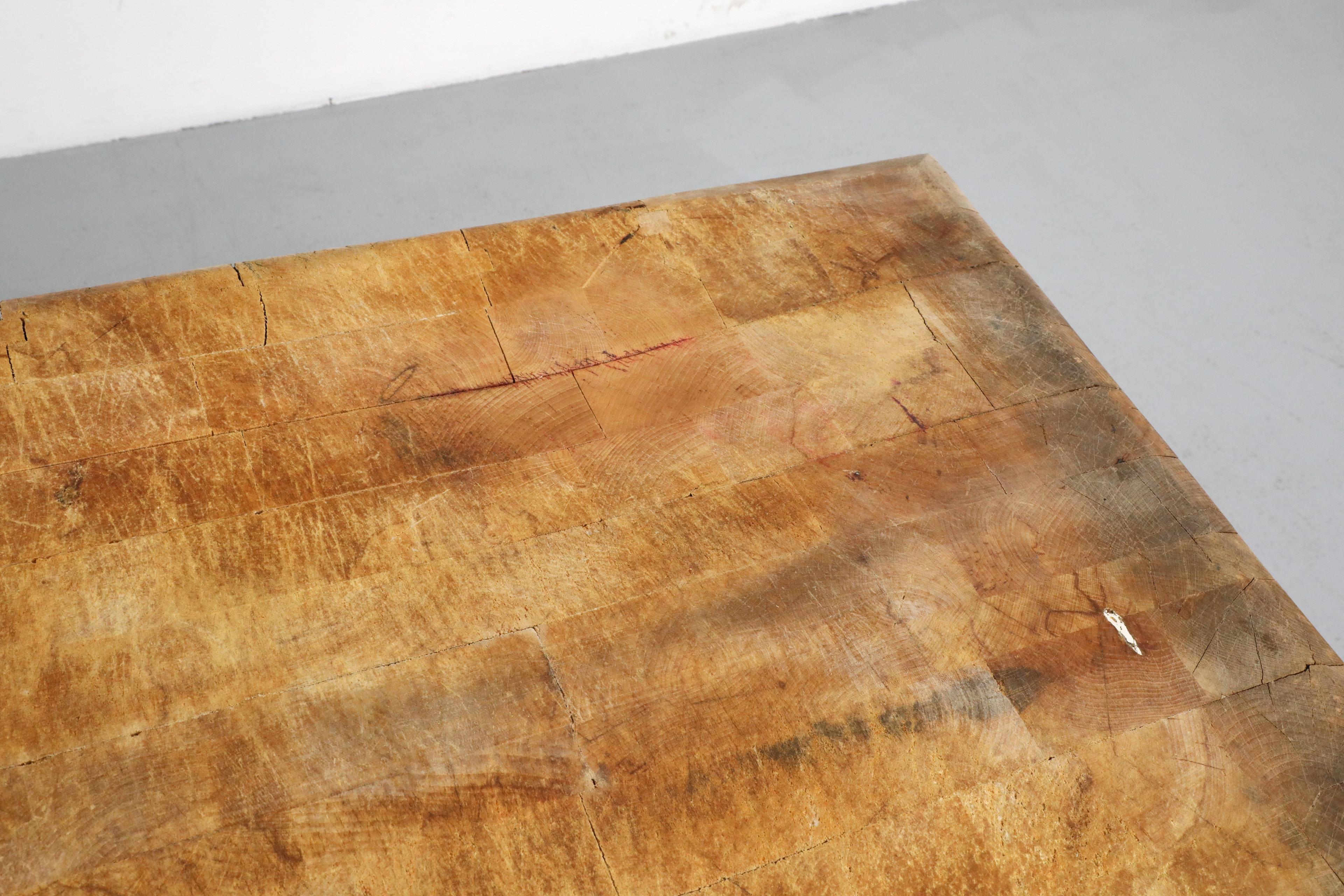 Table de boucherie suédoise du milieu du siècle dernier, avec pieds en pin et accents métalliques en vente 6