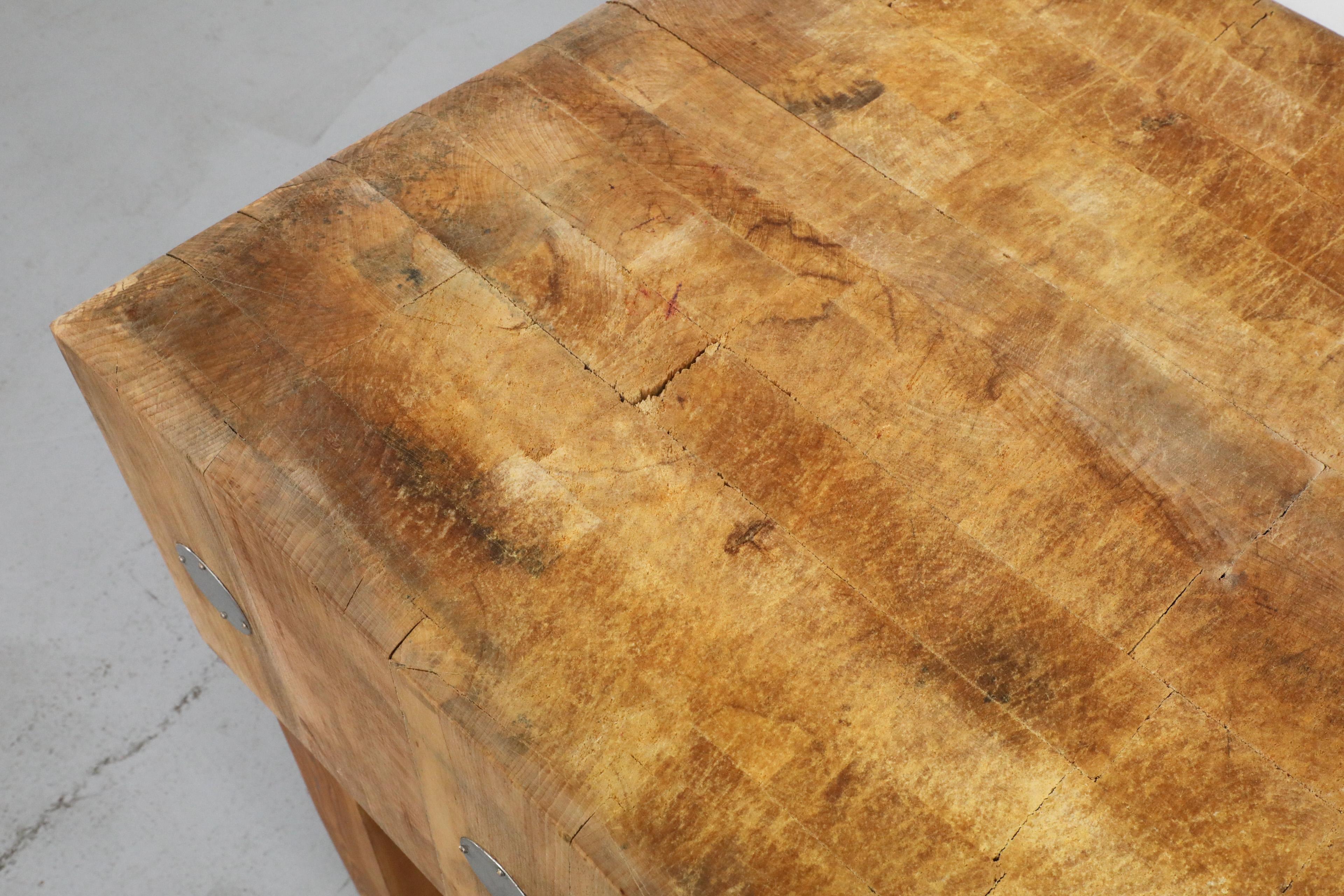 Table de boucherie suédoise du milieu du siècle dernier, avec pieds en pin et accents métalliques en vente 7