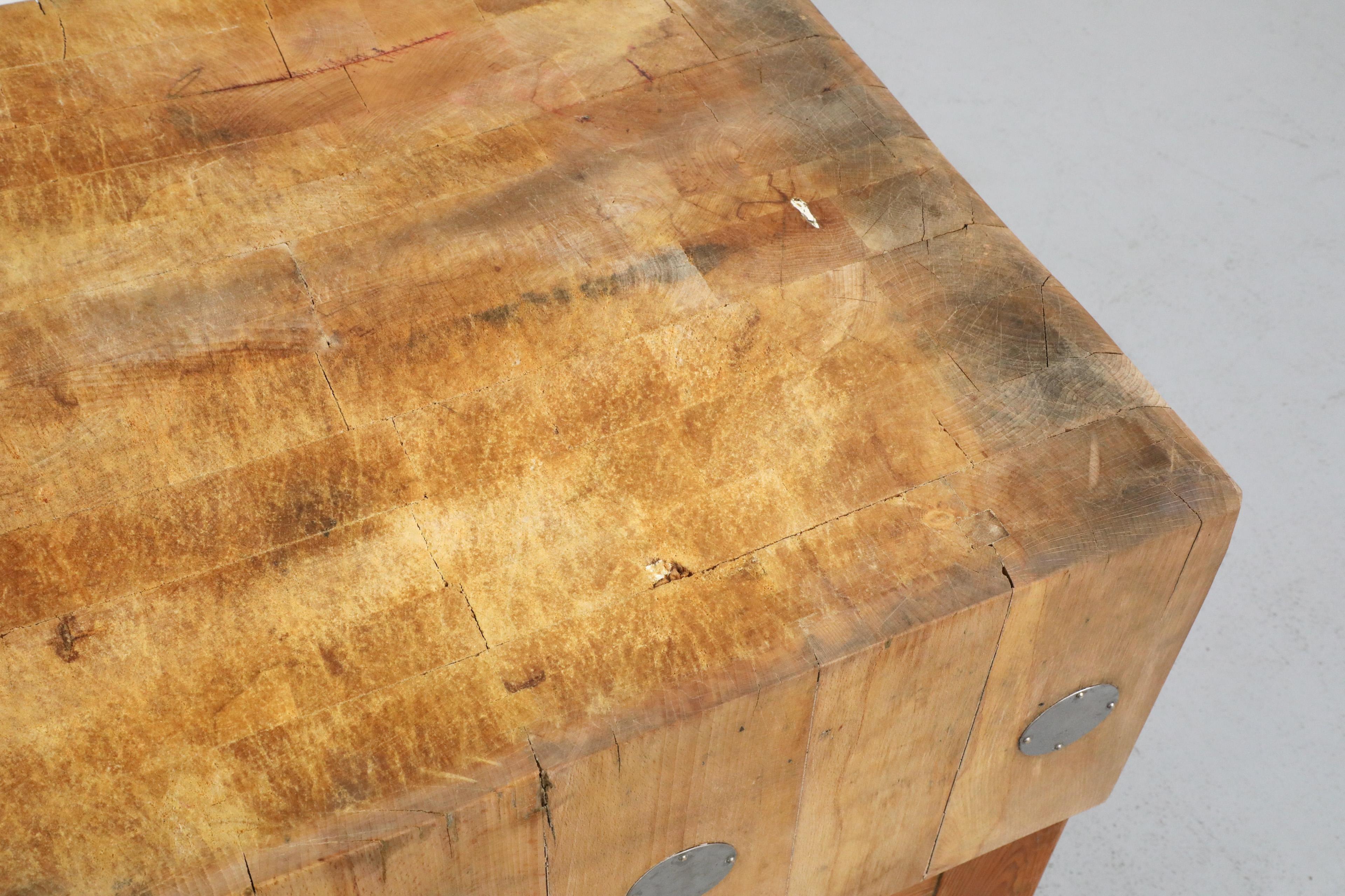 Table de boucherie suédoise du milieu du siècle dernier, avec pieds en pin et accents métalliques en vente 8