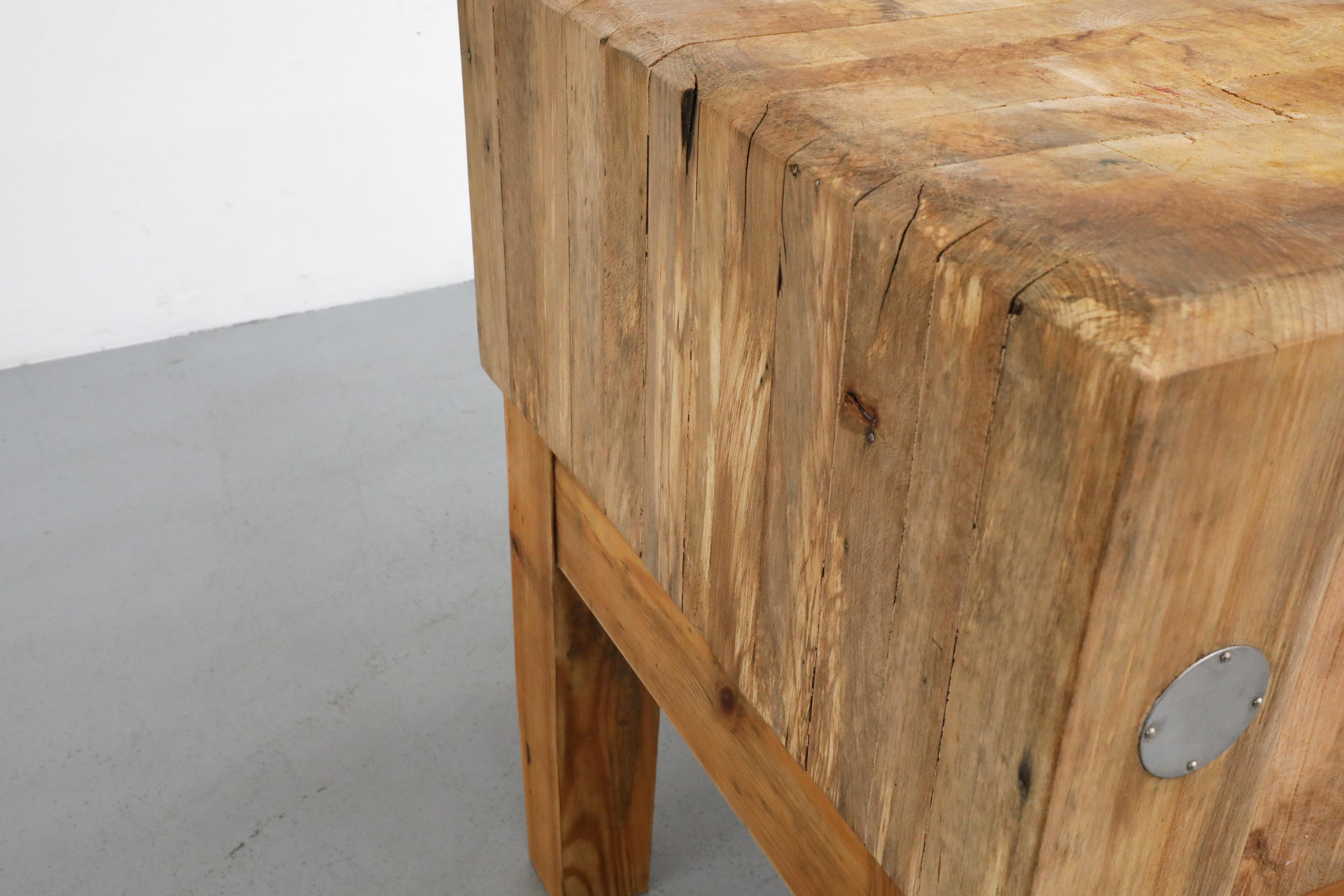Table de boucherie suédoise du milieu du siècle dernier, avec pieds en pin et accents métalliques en vente 9
