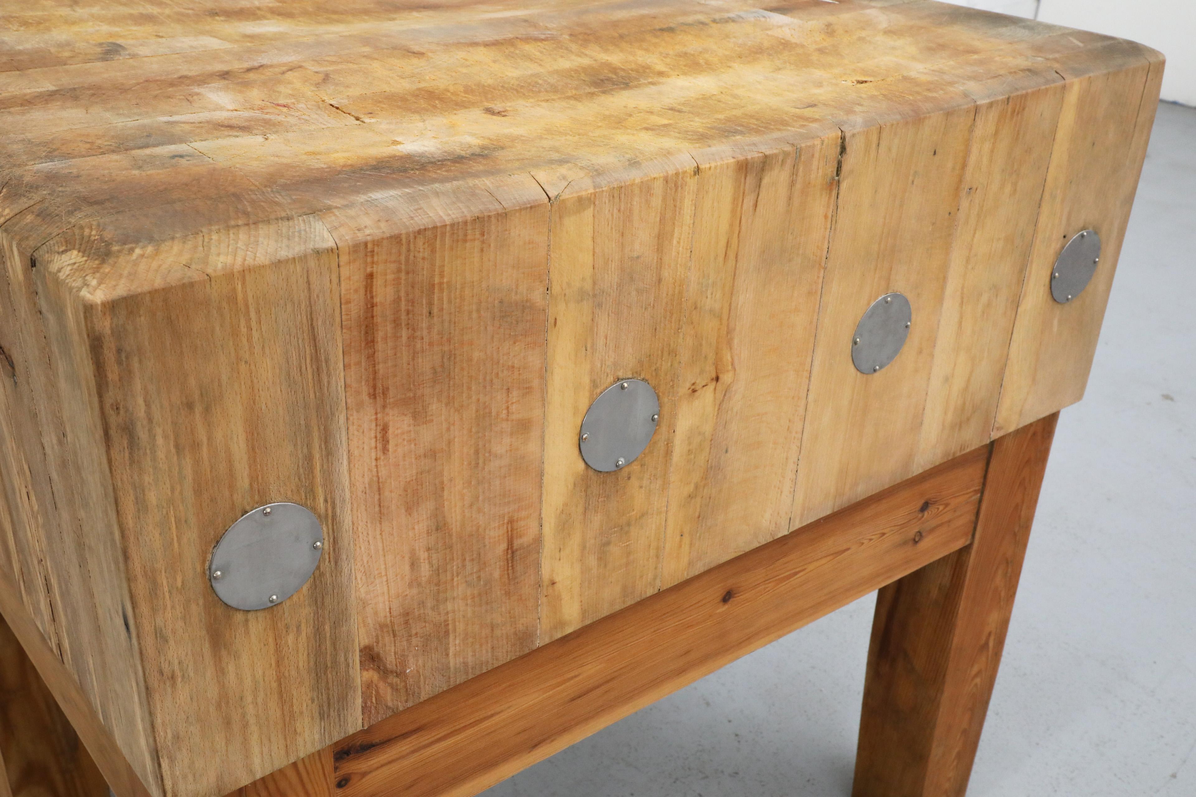 Table de boucherie suédoise du milieu du siècle dernier, avec pieds en pin et accents métalliques en vente 10