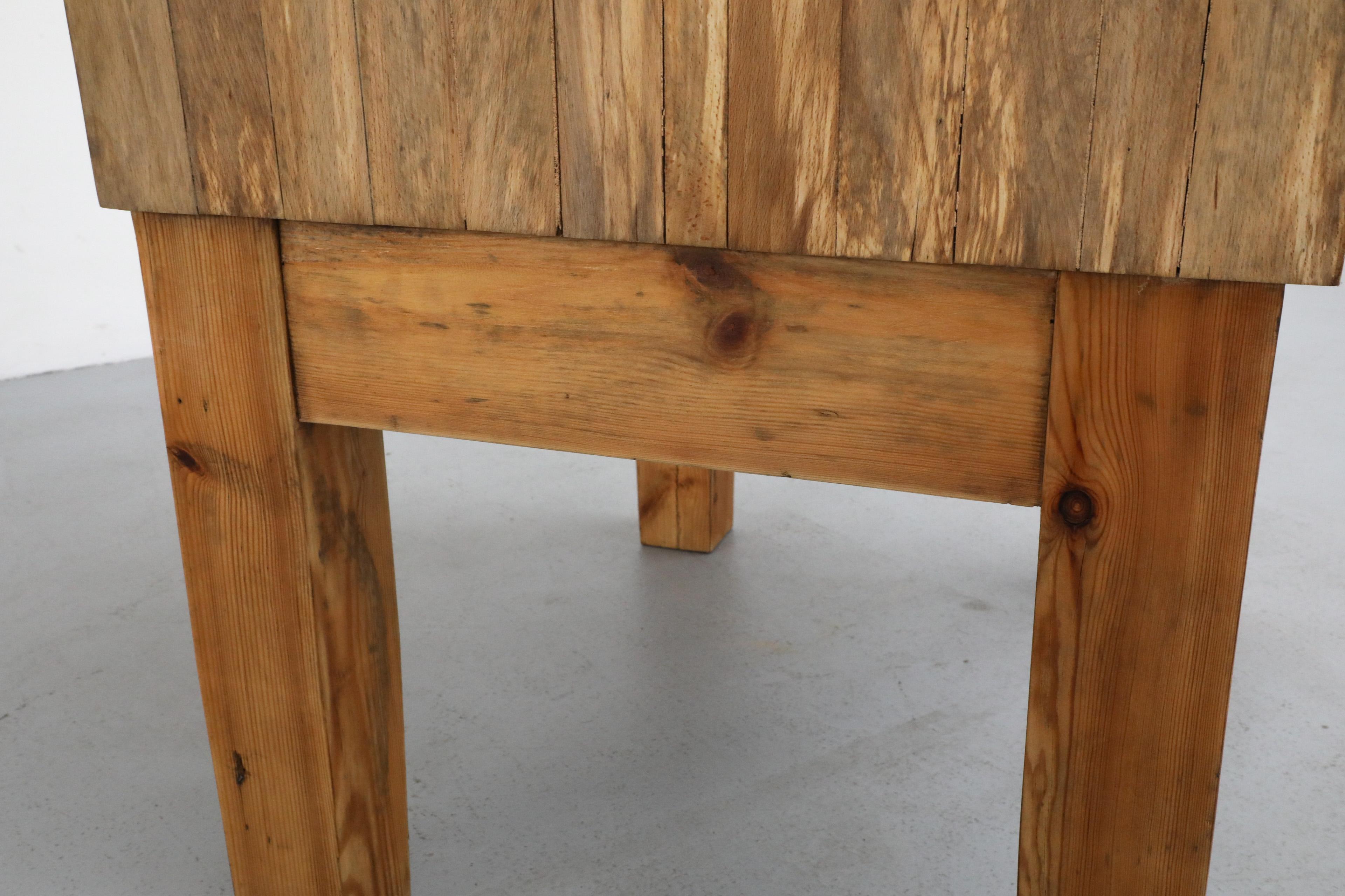 Table de boucherie suédoise du milieu du siècle dernier, avec pieds en pin et accents métalliques en vente 12